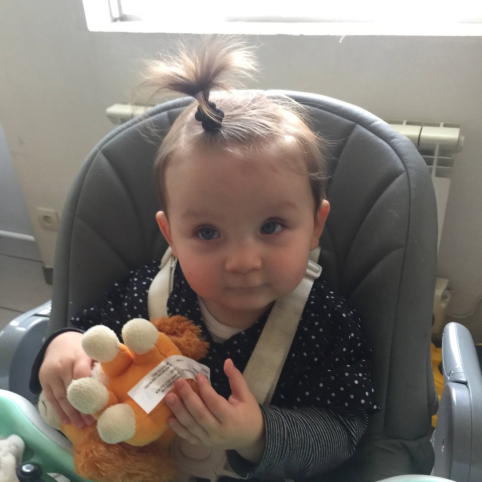 Léna participe au concours pour gagner de l'argent avec cette photo : baby, baby_in_car_seat, baby_products, baby_toddler_clothing, car_seat, chair, child, comfort, comfort_food, ear, fun, happy, head_restraint, nail, person, sitting, smile, stuffed_toy, sweetness, thumb