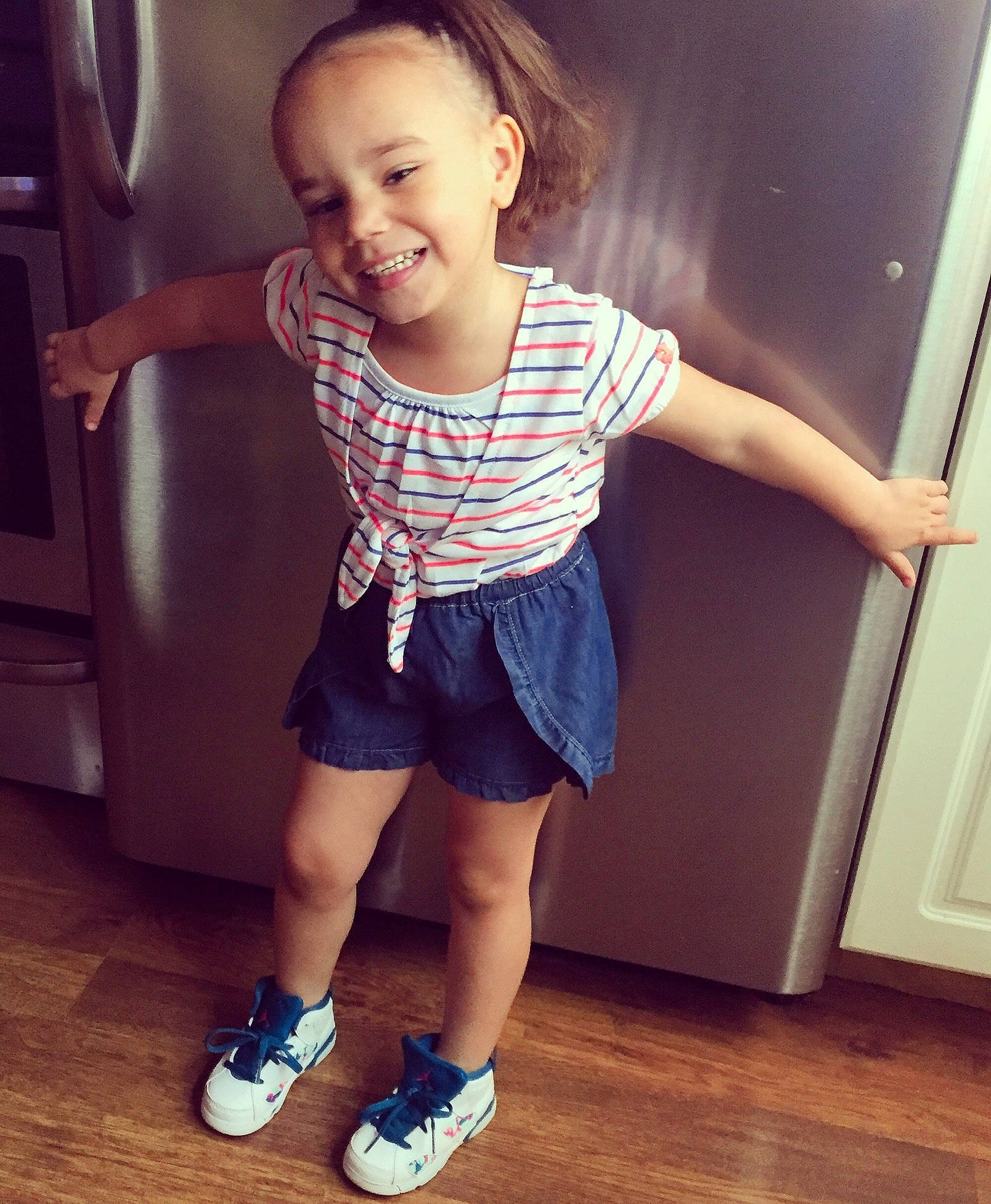 Araya is registered to the contest to win money with this photo: arm, beauty, cheek, child, cool, face, facial_expression, footwear, fun, happy, head, joy, leg, person, shoe, shorts, shoulder, skin, smile, standing