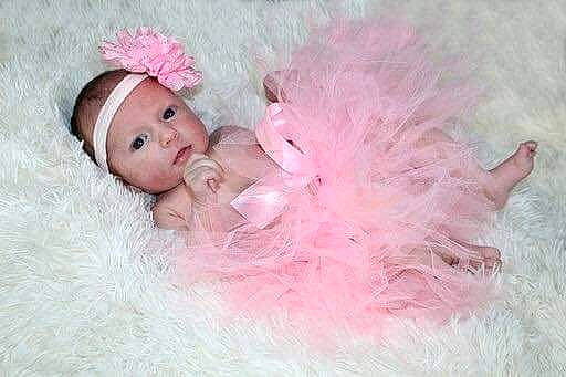 Cassy participe au concours pour gagner de l'argent avec cette photo : baby, child, costume, costume_accessory, ear, fashion_accessory, feather_boa, fur, hair_accessory, head, headgear, headpiece, person, photography, pink, skin, toddler