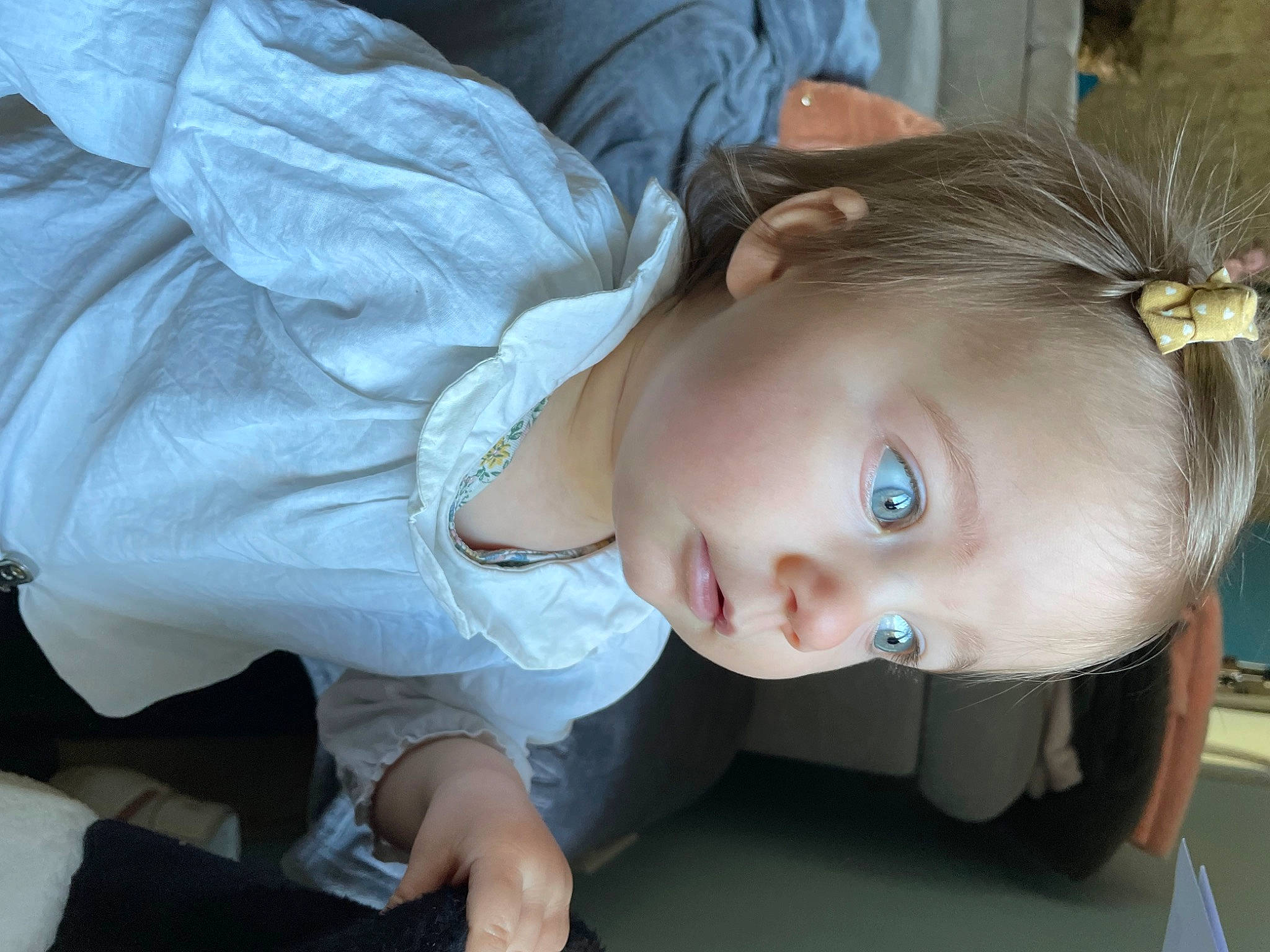 Iliana participe au concours pour gagner de l'argent avec cette photo : baby, baby_toddler_clothing, brown_hair, chair, cheek, child, comfort, dress, eyebrow, eyelash, glasses, iris, lip, nose, person, sitting, skin, sleeve, sunglasses, toddler