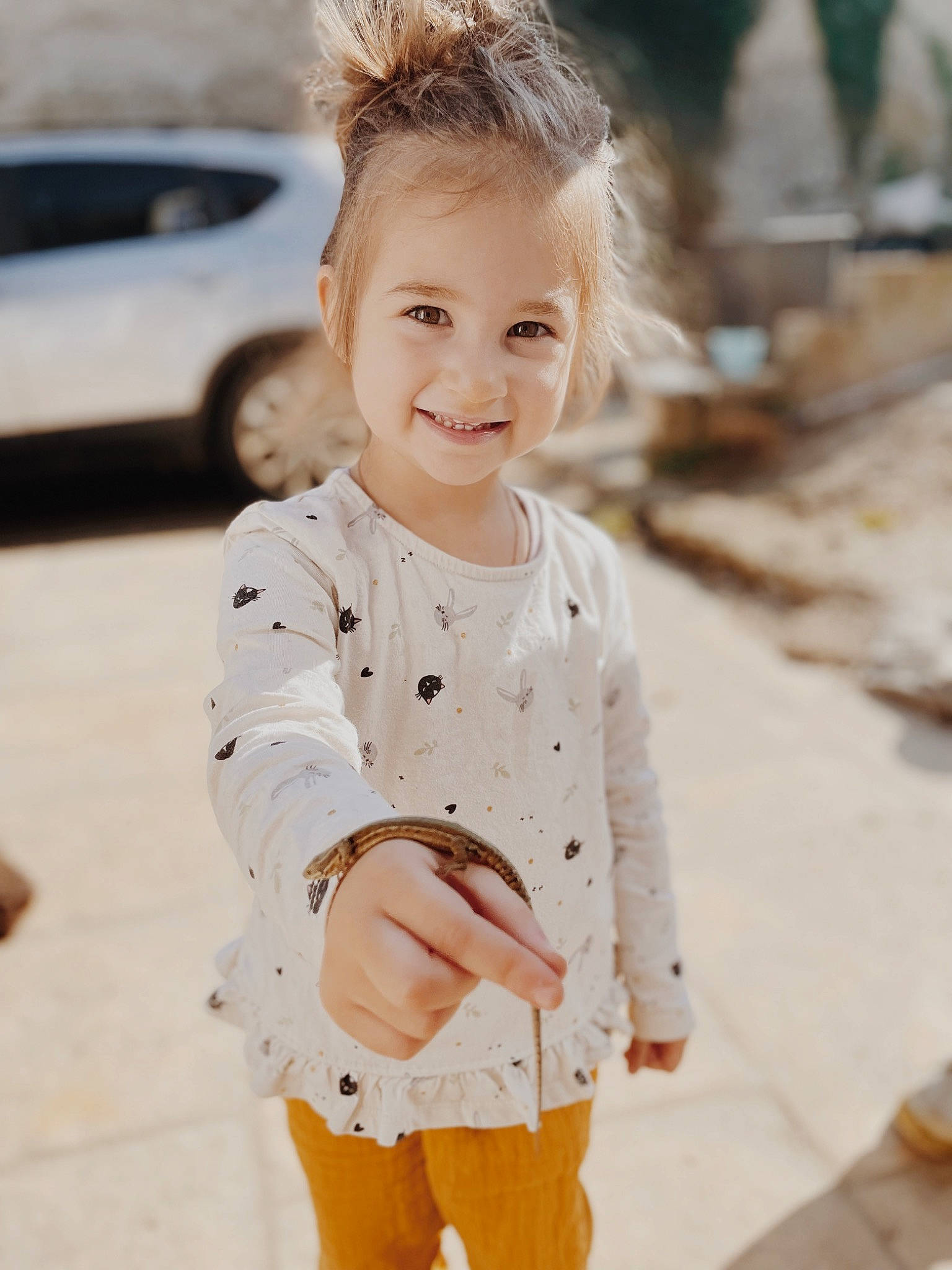 Olivia participe au concours pour gagner de l'argent avec cette photo : baby, baby_toddler_clothing, blond, child, denim, eye, face, flooring, fun, hairstyle, happy, head, joy, pattern, person, shoulder, skin, sleeve, smile, tire