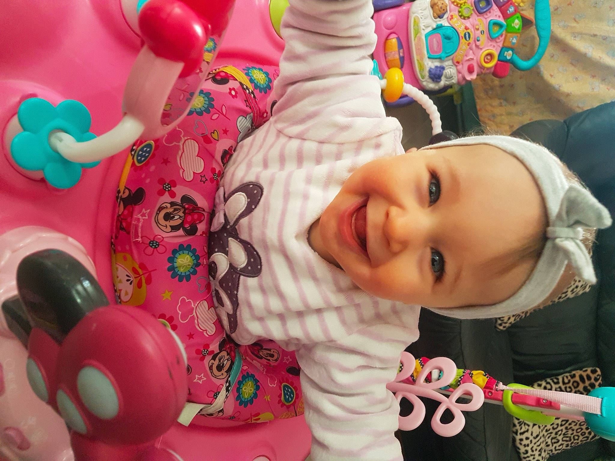 Ambre a rejoint le concours — aidez-le/la à gagner de superbes lots ! baby, baby_products, baby_toddler_clothing, cheek, child, face, facial_expression, fun, happy, joy, magenta, mammal, organ, person, pink, product, skin, smile, textile, toddler