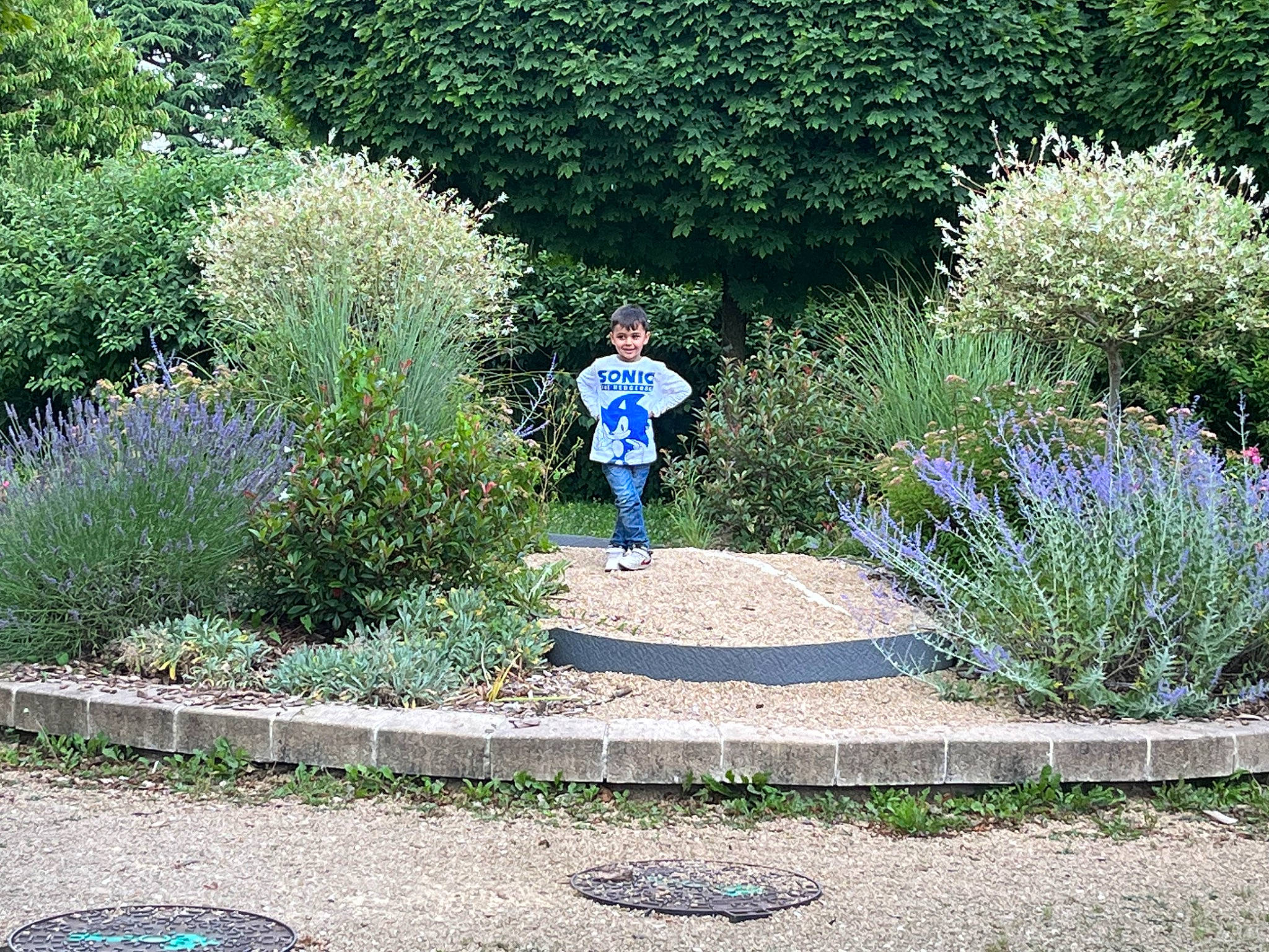 Borhan a rejoint le concours — aidez-le/la à gagner de superbes lots ! asphalt, botany, electric_blue, flower, grass, grass_family, groundcover, hedge, joy, landscape, landscaping, lawn, lawn_ornament, leisure, natural_landscape, people_in_nature, person, plant, road_surface, shrub