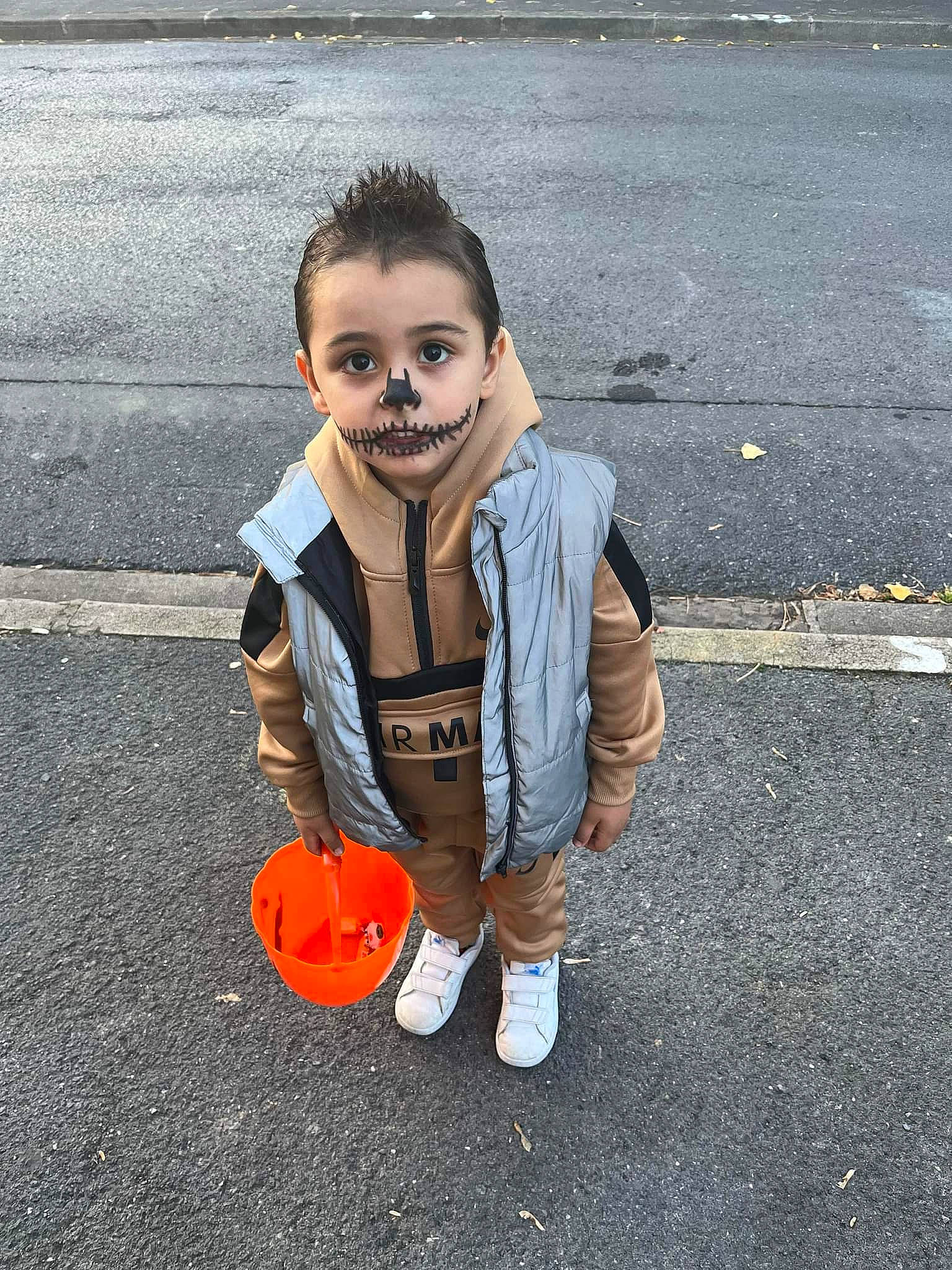 Borhan participe au concours pour gagner de l'argent avec cette photo : asphalt, boot, child, cool, eyewear, fashion_accessory, flooring, fun, glove, grass, happy, person, personal_protective_equipment, road, road_surface, shadow, sidewalk, sitting, smile, street