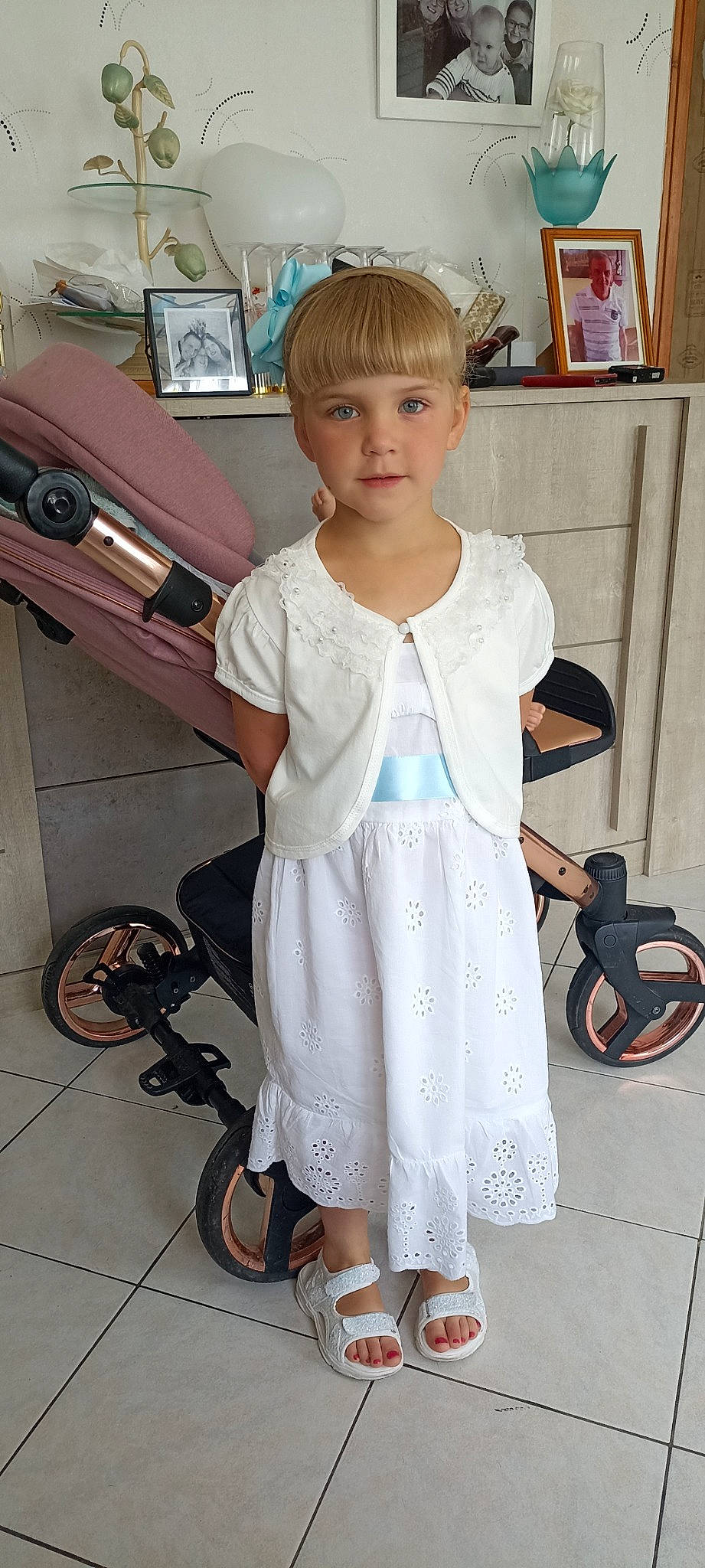 Lyloo participe au concours pour gagner de l'argent avec cette photo : baby_toddler_clothing, bag, child, fashion_accessory, fashion_design, home_appliance, joy, laundry_room, person, photograph, picture_frame, product, room, sandal, shoe, sleeve, snapshot, t_shirt, tire, toddler