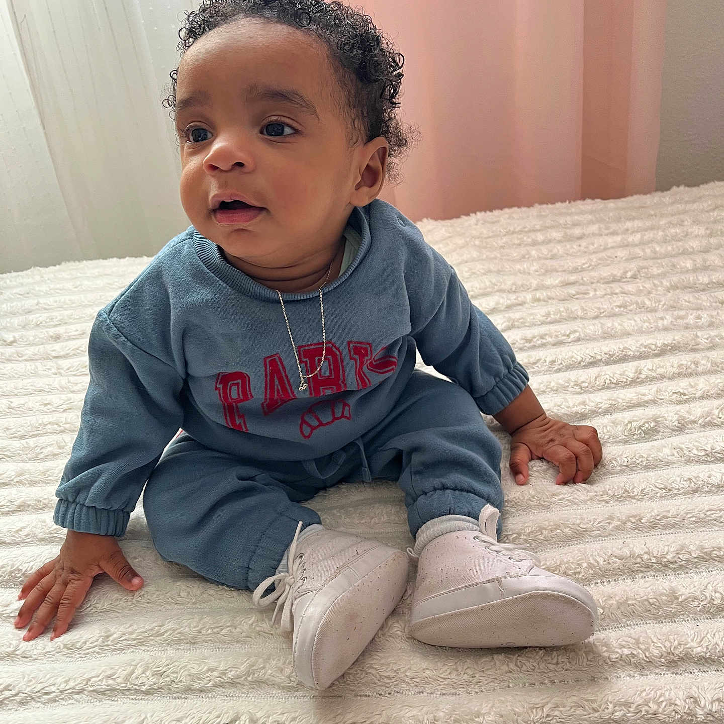 Taylor Malony participe au concours pour gagner de l'argent avec cette photo : baby, blanket, child, curly_hair, curtains, cute, eyes, floor_bed, hands, indoors, infant, necklace, paris_text, pink_curtain, portrait, sitting, sneakers, sweatshirt, white_bedspread, white_shoes