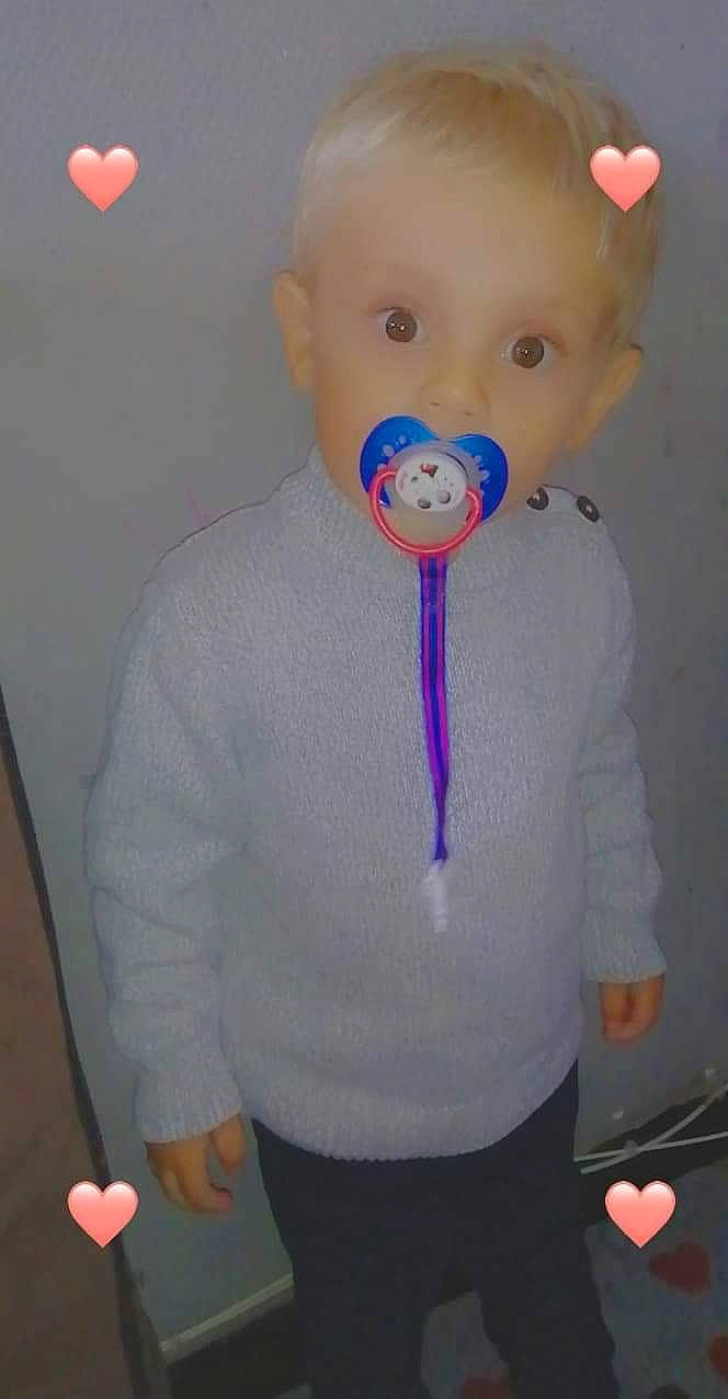 Mathis participe au concours pour gagner de l'argent avec cette photo : baby_toys, child, ear, head, person, smile, toddler, tooth