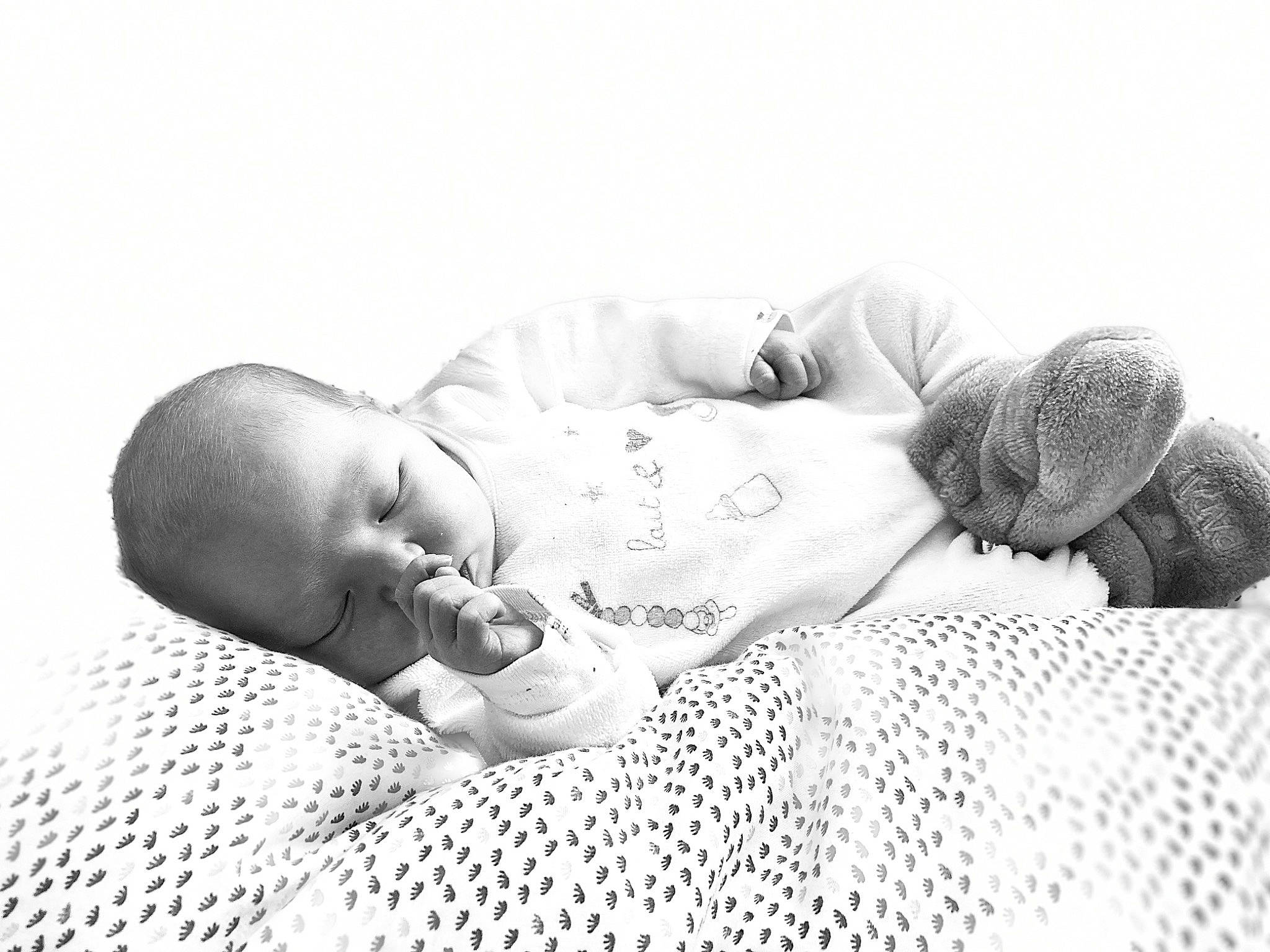 Mya a rejoint le concours — aidez-le/la à gagner de superbes lots ! baby, baby_sleeping, baby_toddler_clothing, bedding, bedtime, child, comfort, happy, linens, monochrome, monochrome_photography, nap, pattern, person, portrait_photography, room, sitting, sleep, stock_photography, toddler