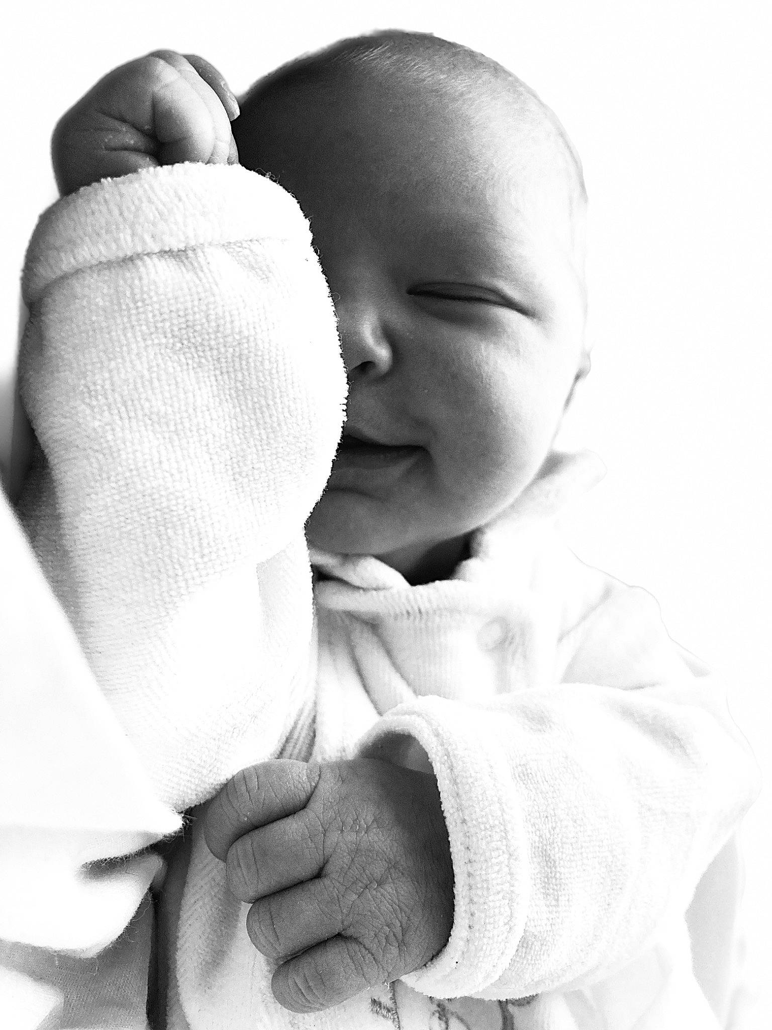 Mya participe au concours pour gagner de l'argent avec cette photo : arm, baby, baby_sleeping, baby_toddler_clothing, cheek, child, comfort, elbow, facial_expression, finger, gesture, hand, happy, human_body, interaction, monochrome, monochrome_photography, nose, person, skin