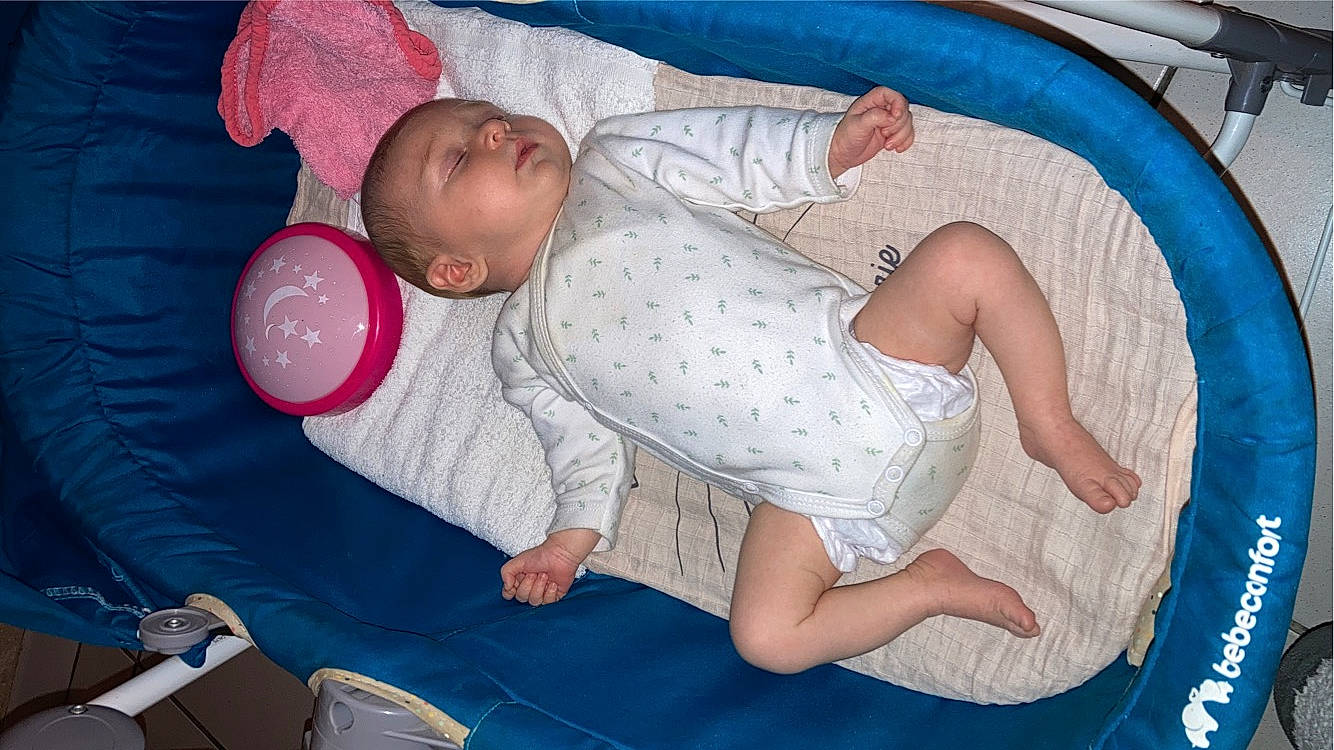 Mya participe au concours pour gagner de l'argent avec cette photo : baby, baby_products, baby_safety, baby_sleeping, baby_toddler_clothing, blue, child, comfort, event, foot, fun, leisure, linens, nap, pattern, person, room, sitting, sleep, thigh