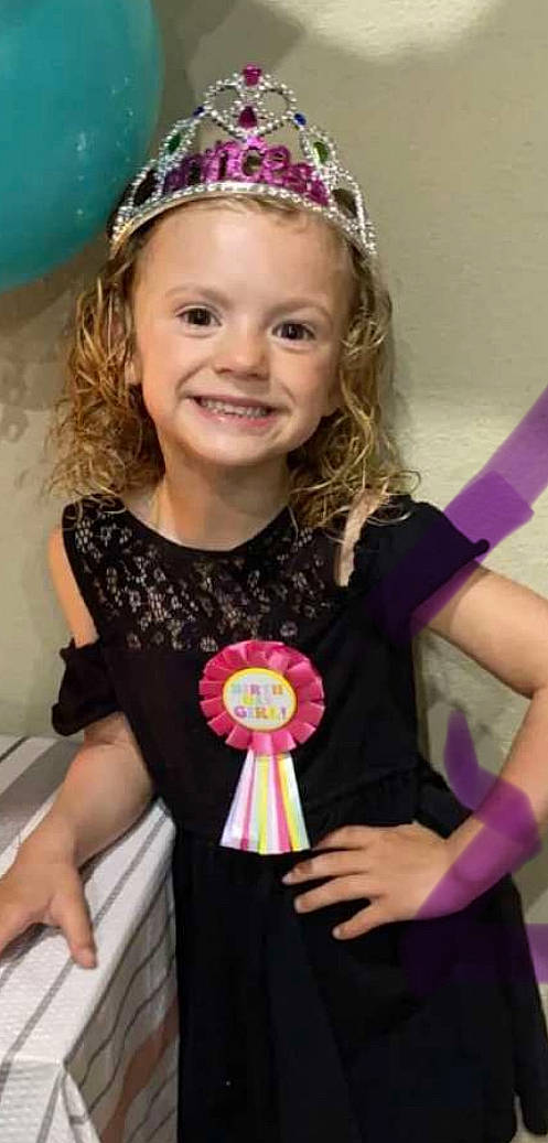 Anna is registered to the contest to win money with this photo: arm, beauty, blond, child, event, facial_expression, fun, gesture, hairstyle, happy, headwear, iris, joy, magenta, organ, people, person, pink, sleeve, smile