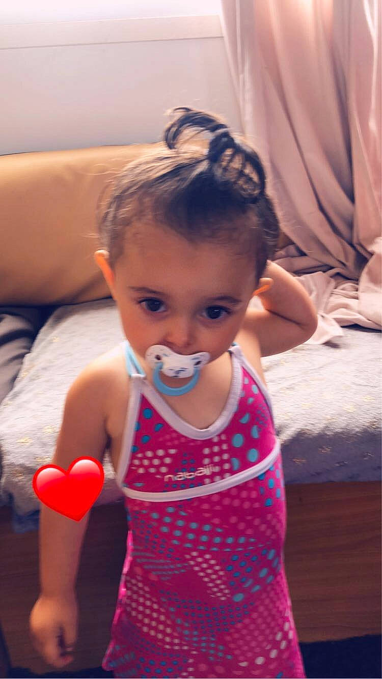 Ayzeur participe au concours pour gagner de l'argent avec cette photo : baby, child, ear, face, forehead, fun, hair, hairstyle, head, mouth, neck, nose, person, pigtail, pink, play, skin, toddler, vacation