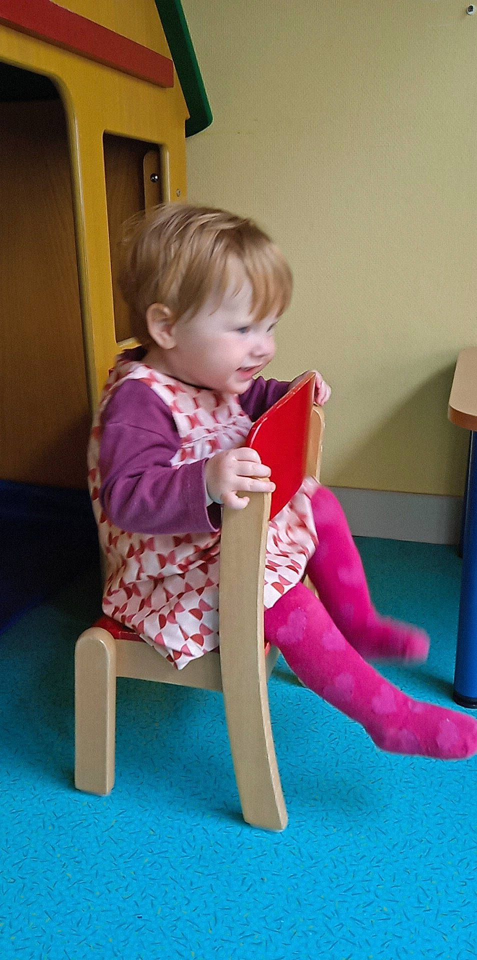 Amaly a rejoint le concours — aidez-le/la à gagner de superbes lots ! baby, baby_toddler_clothing, chair, child, clothing, comfort, fun, human_leg, knee, lamp, lap, magenta, person, pink, play, room, sitting, sleeve, standing, thigh