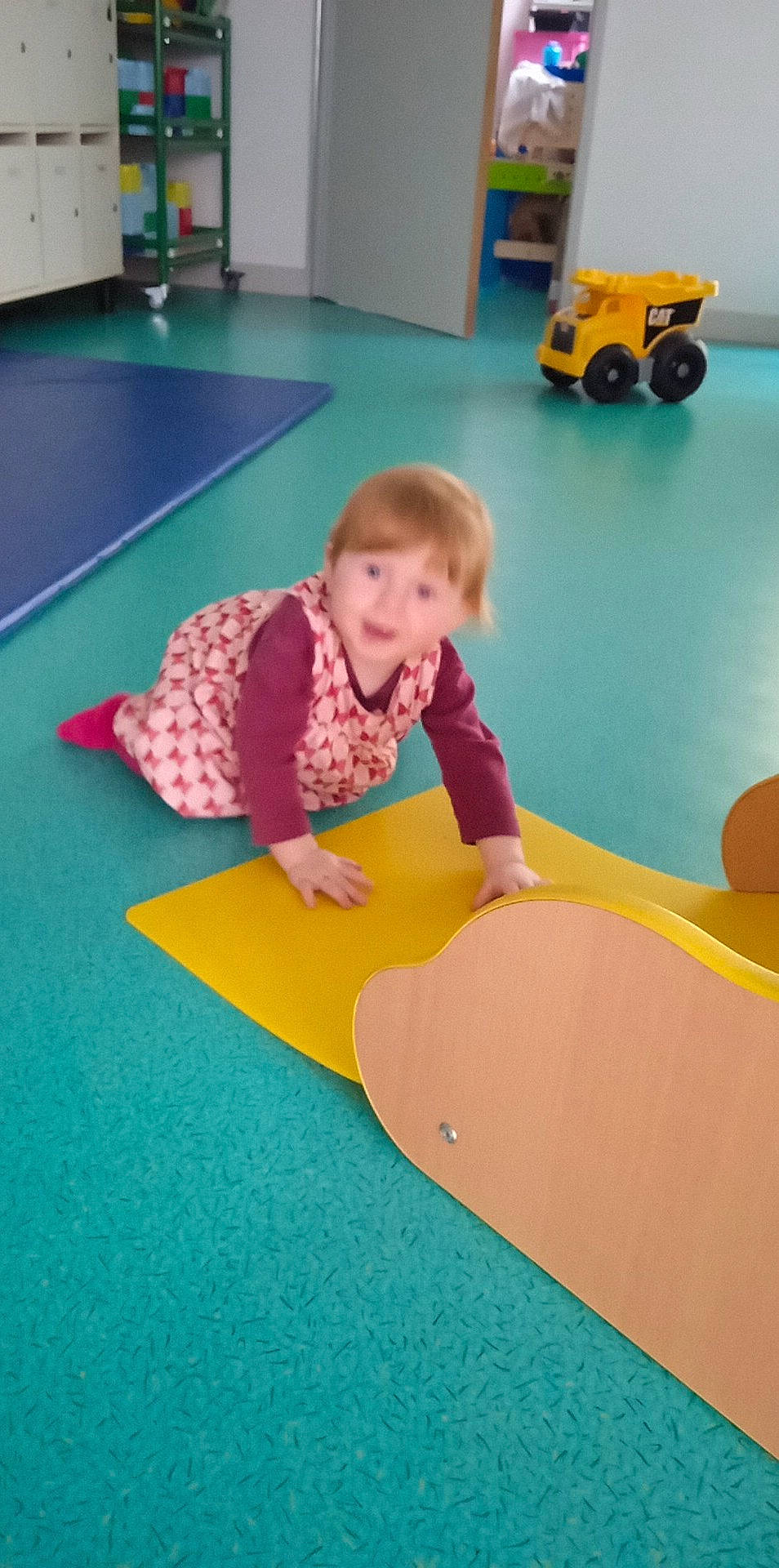 Amaly participe au concours pour gagner de l'argent avec cette photo : baby, baby_toddler_clothing, baby_toys, child, crawling, floor, flooring, fun, hardwood, knee, leisure, machine, person, play, recreation, room, sitting, smile, toddler, wood