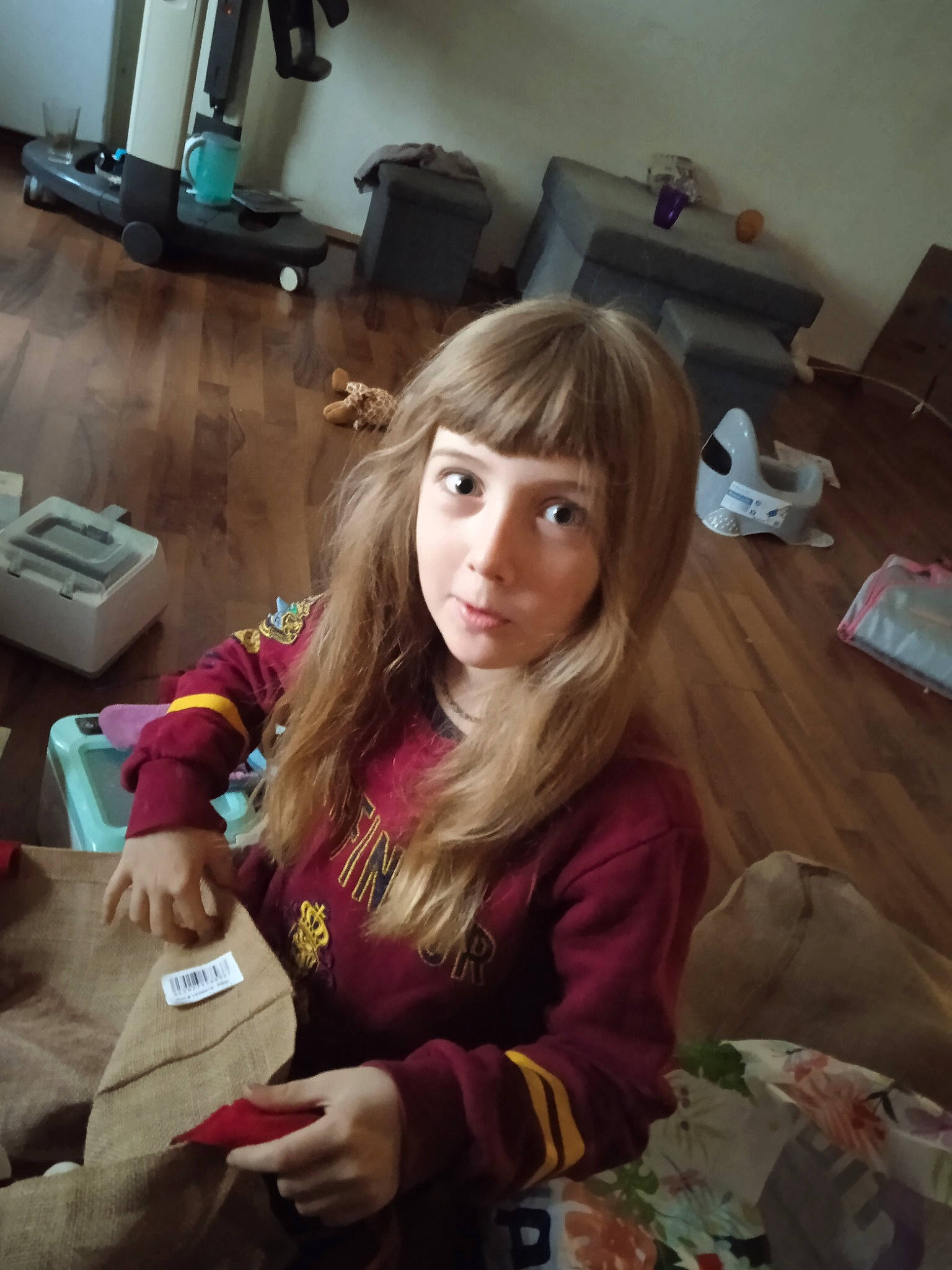 Keleana a rejoint le concours — aidez-le/la à gagner de superbes lots ! bangs, beauty, box, child, event, flooring, fun, fur, hair_coloring, holiday, lap, long_hair, person, room, sitting, television