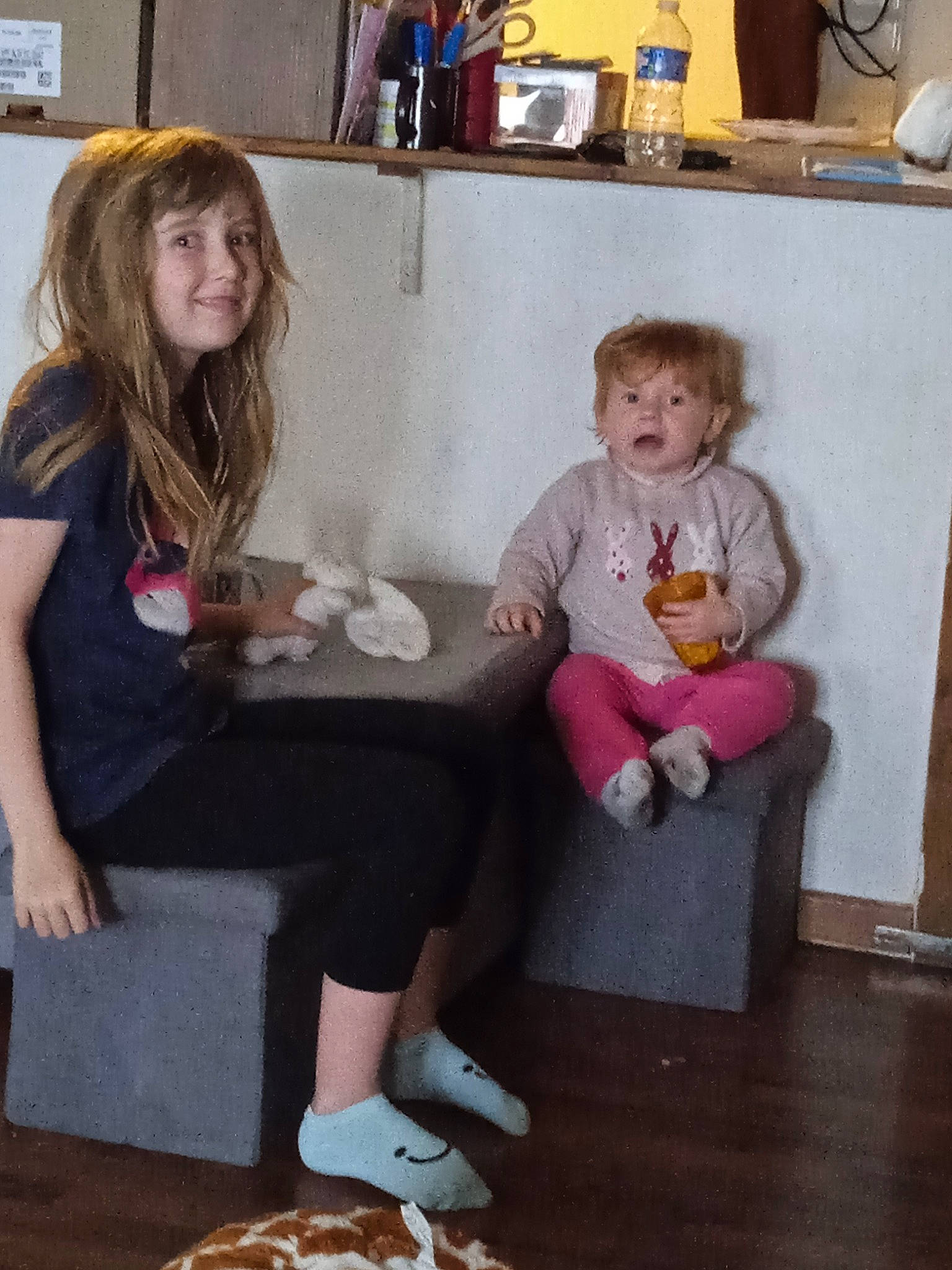 Keleana participe au concours pour gagner de l'argent avec cette photo : blond, child, event, flooring, fun, hair, human_leg, joint, joy, knee, lap, leg, person, room, sitting, skin, smile, sock, t_shirt, thigh