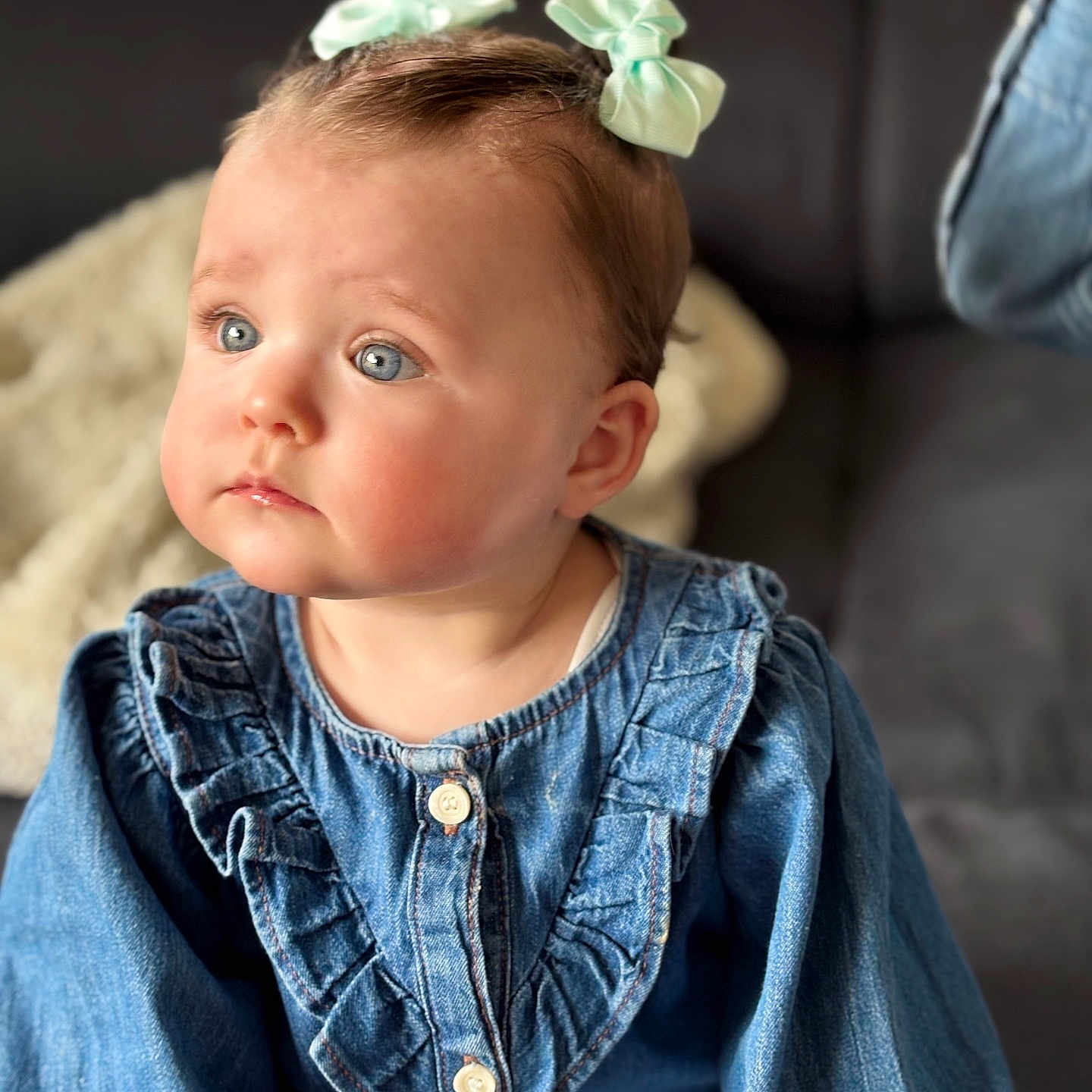 Léna a rejoint le concours — aidez-le/la à gagner de superbes lots ! apparel, baby, blanket, blue_eyes, casual, child, couch, cute, denim, face, fashion, hair_bows, indoor, person, portrait, ruffles, sitting, soft_lighting, toddler, young_child