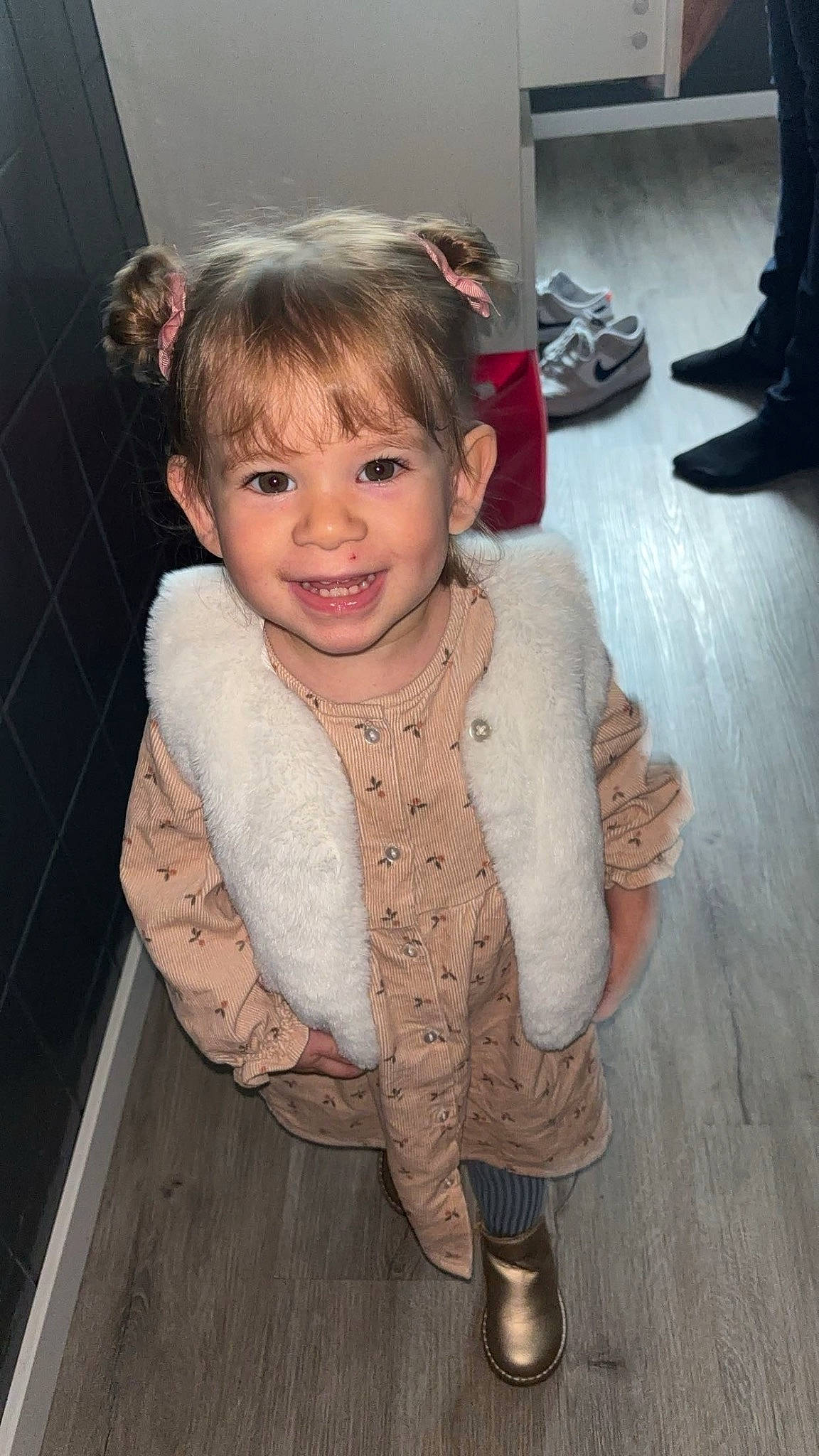 Ava a rejoint le concours — aidez-le/la à gagner de superbes lots ! baby_toddler_clothing, cheek, child, cool, eyelash, floor, flooring, fun, fur, hair, hairstyle, happy, joy, outdoor_shoe, pattern, person, sitting, skin, sleeve, smile