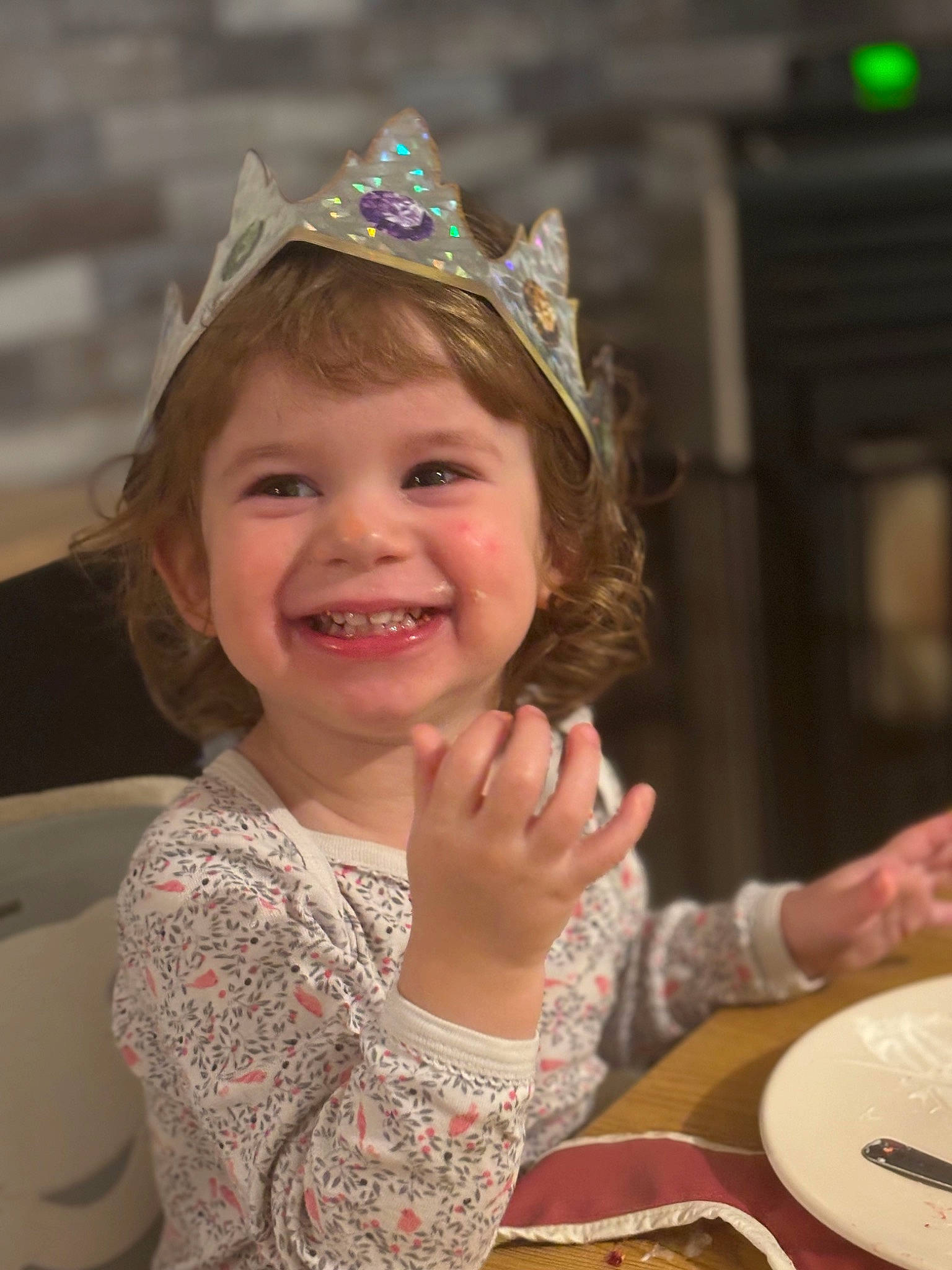 Ava participe au concours pour gagner de l'argent avec cette photo : beauty, blond, child, dishware, event, facial_expression, food, fun, happy, headpiece, human, jewellery, joy, people, person, plate, skin, smile, table, tableware