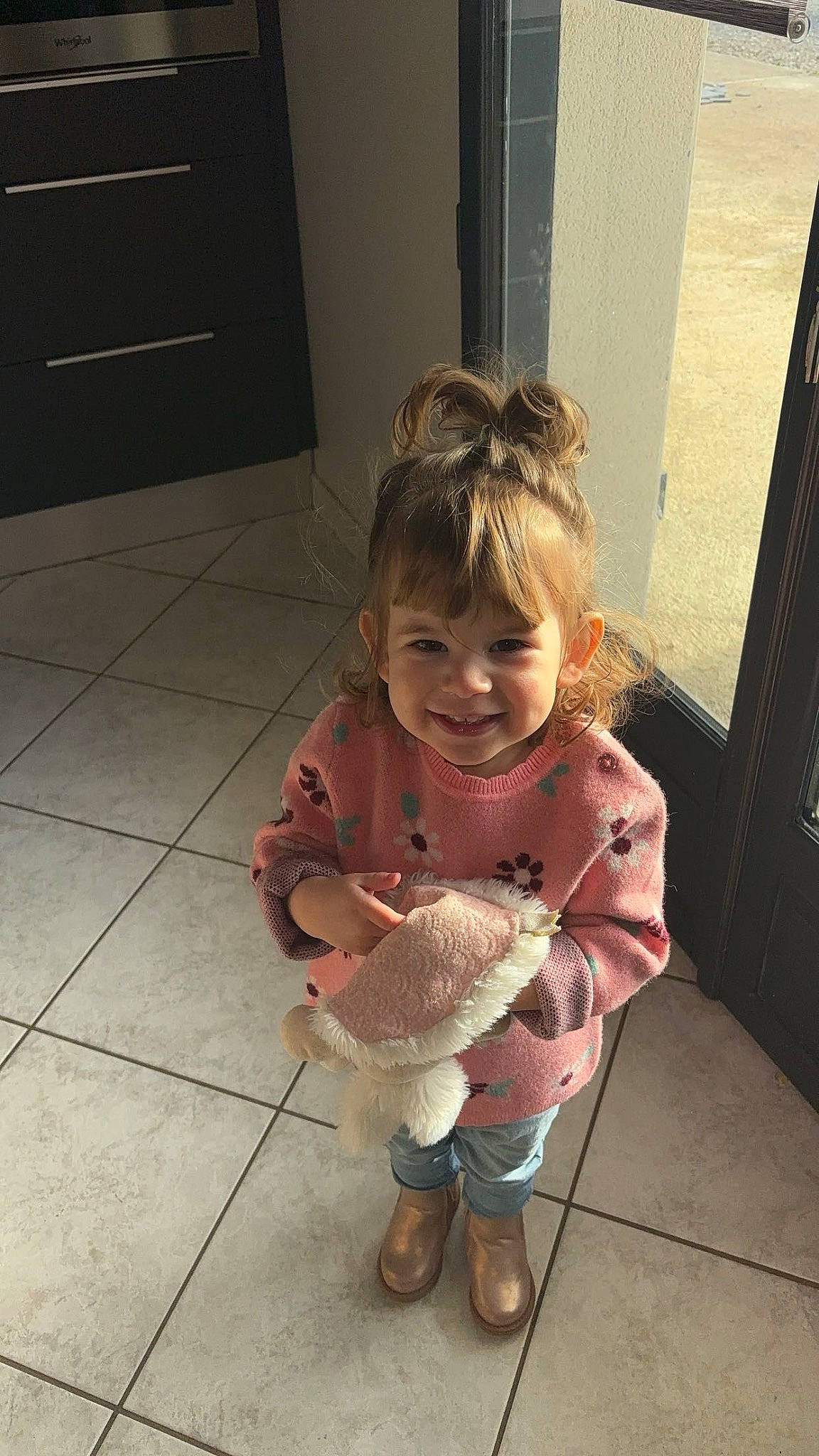 Ava participe au concours pour gagner de l'argent avec cette photo : baby_toddler_clothing, child, door, floor, flooring, foot, footwear, happy, human_leg, joy, knee, leg, person, sandal, shoe, smile, sneakers, sock, thigh, toddler