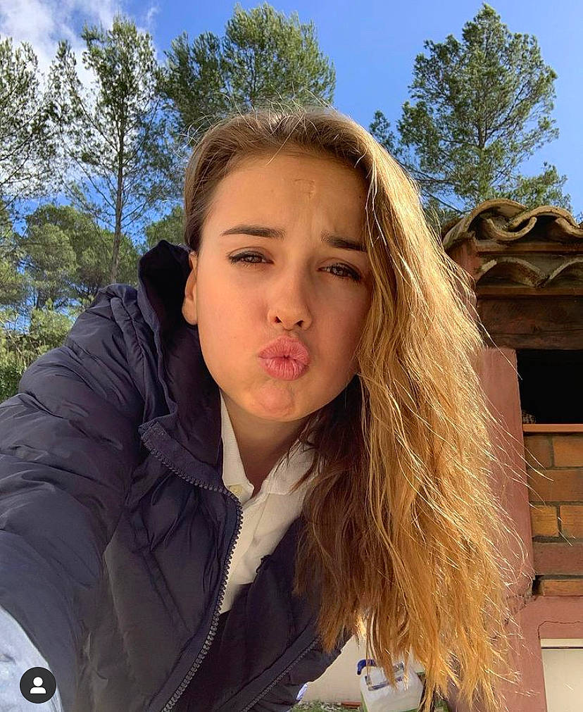 Carla a rejoint le concours — aidez-le/la à gagner de superbes lots ! brown_hair, hood, jacket, parka, person, portrait_photography, selfie, shelf, windbreaker, zipper