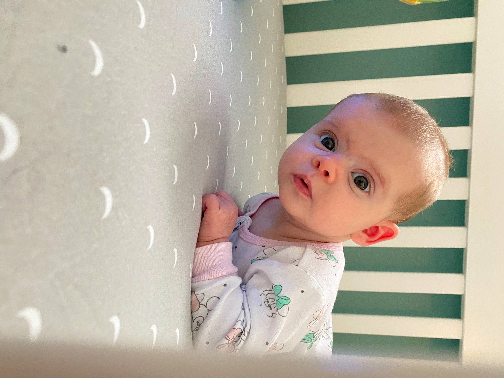 Gaïa a rejoint le concours — aidez-le/la à gagner de superbes lots ! baby, baby_products, baby_safety, baby_toddler_clothing, ceiling, cheek, child, comfort, flooring, happy, linens, pattern, person, portrait_photography, room, sleeve, toddler, wood