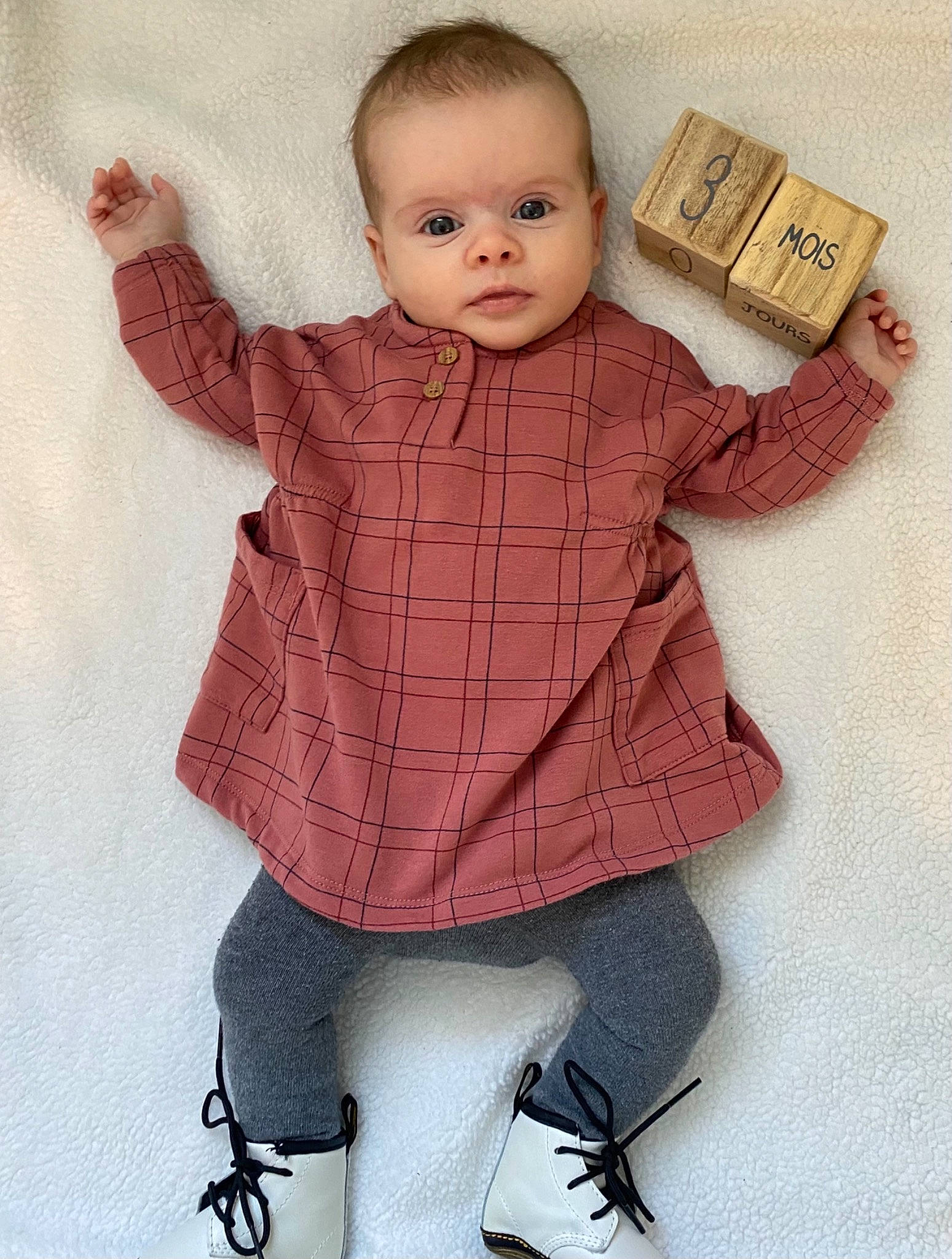 Gaïa a rejoint le concours — aidez-le/la à gagner de superbes lots ! arm, baby, baby_toddler_clothing, boot, collar, fashion_design, gesture, joint, knee, leg, lip, neck, outerwear, pattern, person, skin, sleeve, toddler, waist, wood