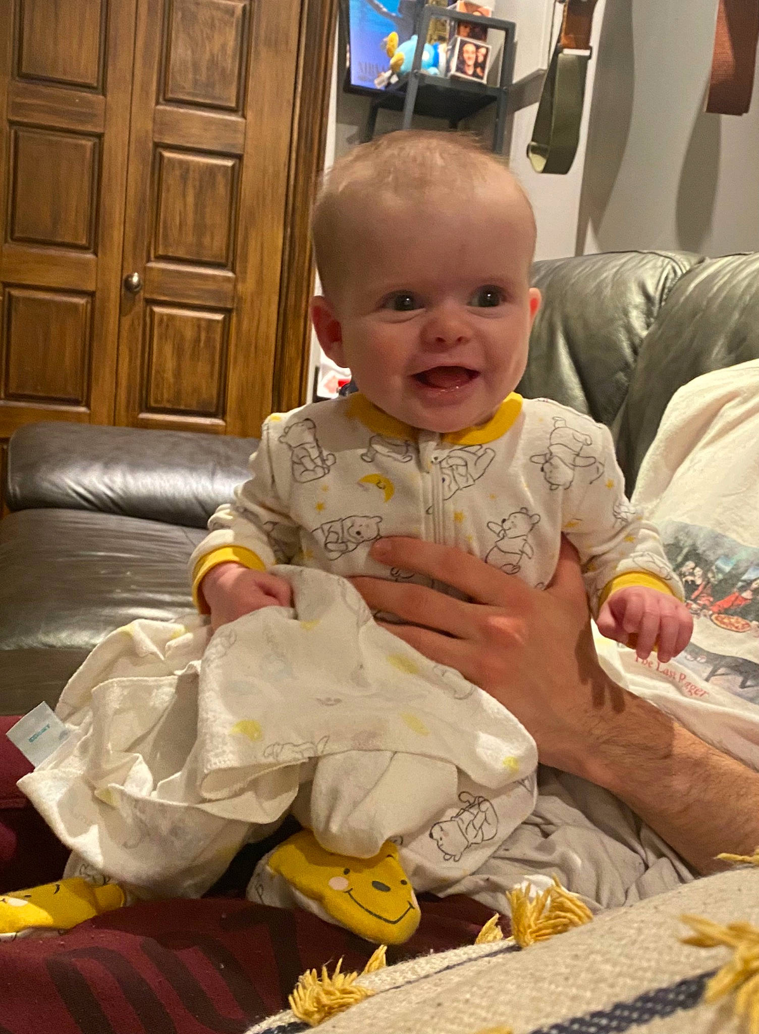 Gaïa a rejoint le concours — aidez-le/la à gagner de superbes lots ! baby, baby_toddler_clothing, cabinetry, cheek, child, comfort, door, flooring, fun, hairstyle, happy, head, orange, person, picture_frame, play, room, sitting, smile, toddler