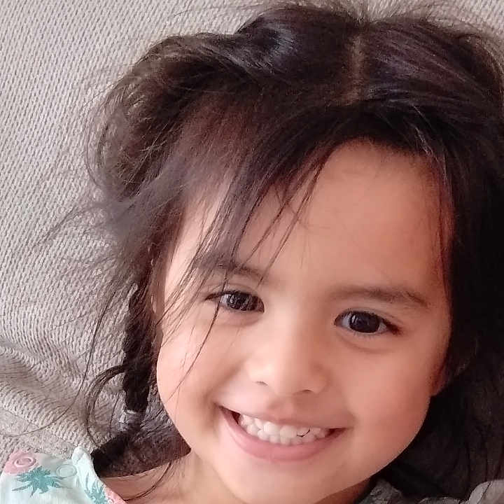 Aria a rejoint le concours — aidez-le/la à gagner de superbes lots ! bodypart, child, clothing, couch, cushion, face, female, furniture, girl, happy, head, homedecor, laughing, mouth, person, photography, portrait, smile, t_shirt, teeth