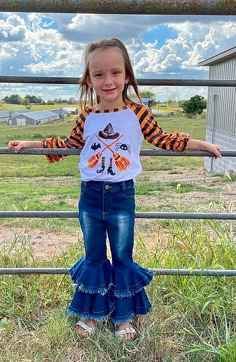 Karmin joined the competition — help win amazing prizes! clothing, cloud, denim, fence, fun, grass, grassland, happy, jeans, joy, landscape, meadow, people_in_nature, person, plain, plant, prairie, sky, smile, t_shirt