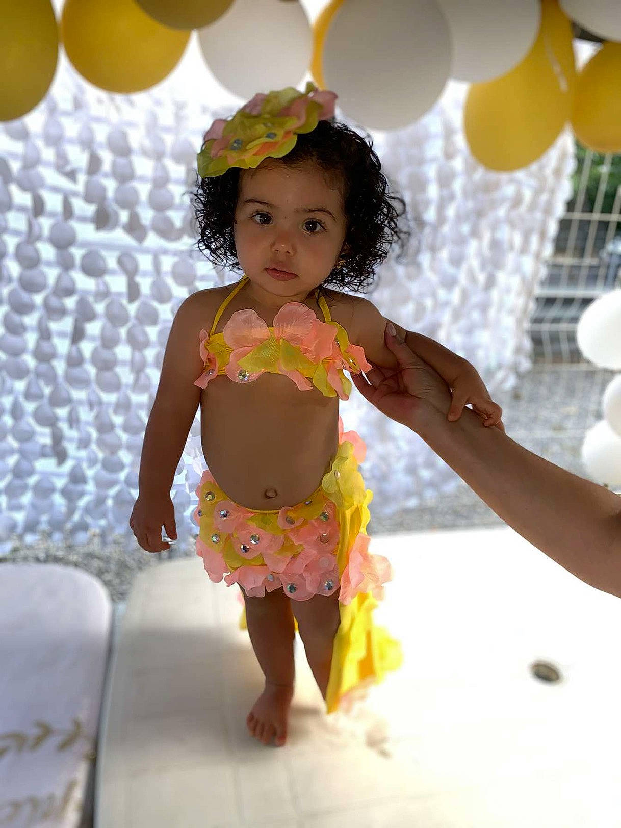 Adonay a rejoint le concours — aidez-le/la à gagner de superbes lots ! arm, blue, body_of_water, clothing, eye, finger, fun, green, hair, head, human, leg, lighting, nature, party_supply, people, person, product, recreation, room