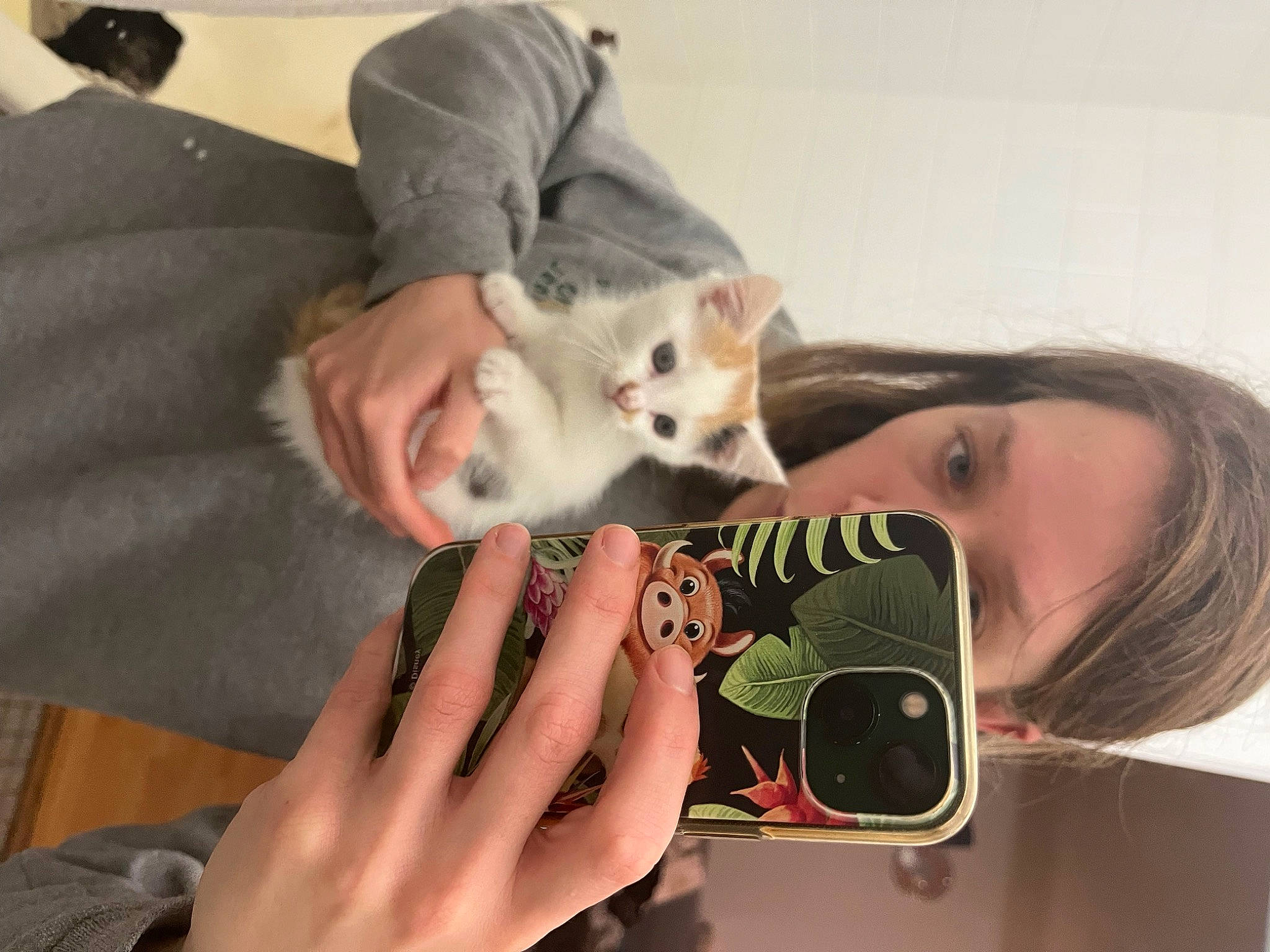 Neige participe au concours pour gagner de l'argent avec cette photo : carnivore, cat, comfort, domestic_short_haired_cat, ear, eyelash, eyewear, felidae, finger, fun, fur, gesture, happy, jaw, nail, neck, organ, selfie, small_to_medium_sized_cats, whiskers