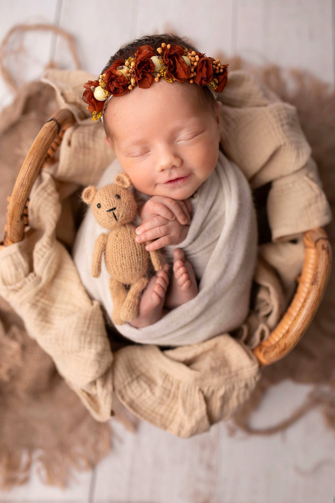 Alba participe au concours pour gagner de l'argent avec cette photo : baby, baby_products, baby_toddler_clothing, cap, child, fashion_accessory, fawn, fur, grass, happy, headgear, jewellery, pattern, person, sitting, skin, sleeve, toddler, toy, twig