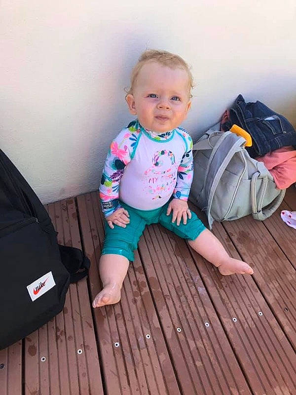 Elya a rejoint le concours — aidez-le/la à gagner de superbes lots ! baby, barefoot, child, floor, flooring, leg, person, play, sitting, skin, toddler, vacation, wood