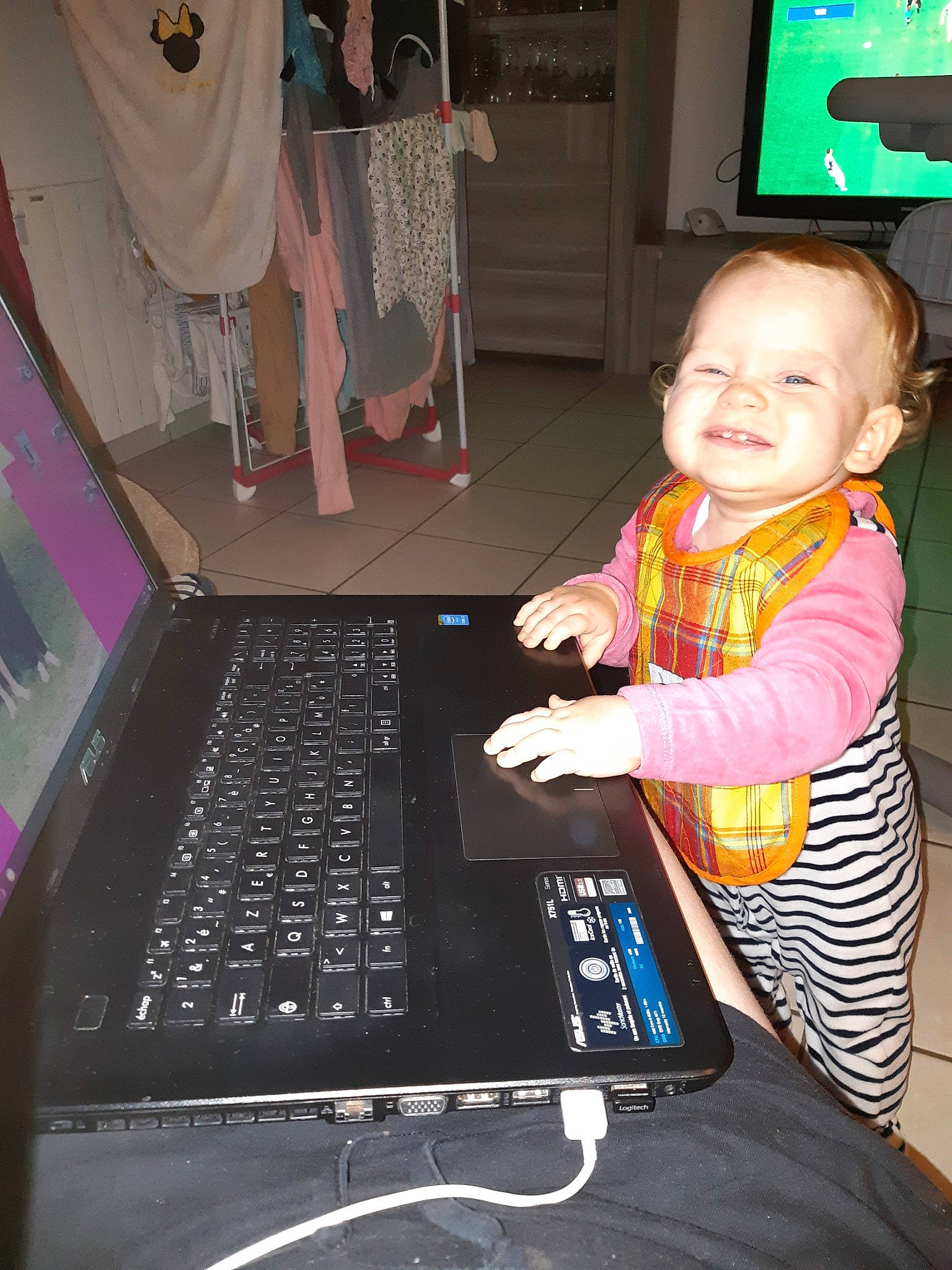 Elya a rejoint le concours — aidez-le/la à gagner de superbes lots ! electronic_device, electronics, joy, person, technology