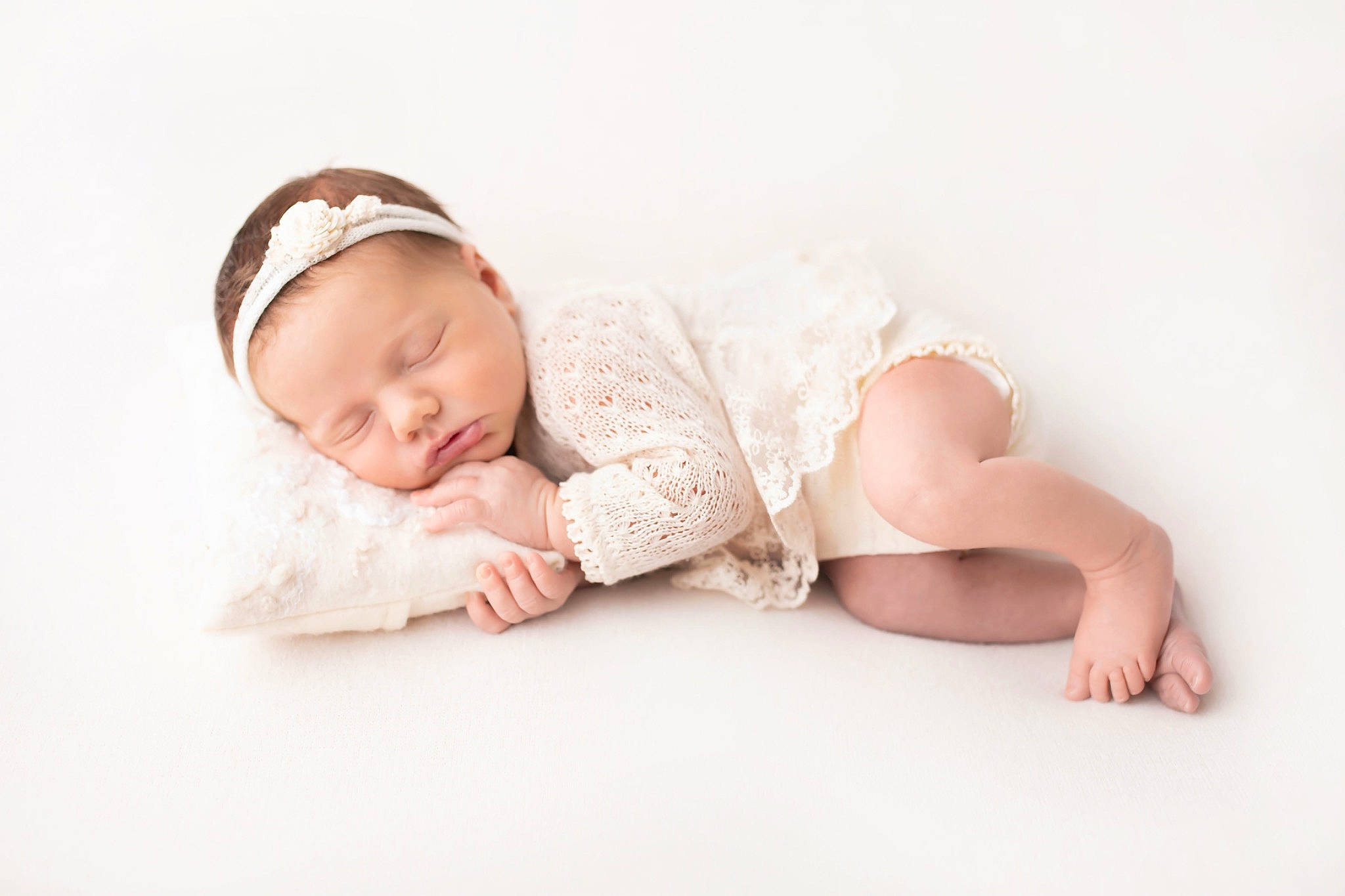 Alba participe au concours pour gagner de l'argent avec cette photo : baby, baby_sleeping, baby_toddler_clothing, barefoot, child, comfort, fashion_accessory, finger, flash_photography, flooring, foot, hair_accessory, happy, headband, headgear, human_leg, linens, person, skin, toddler