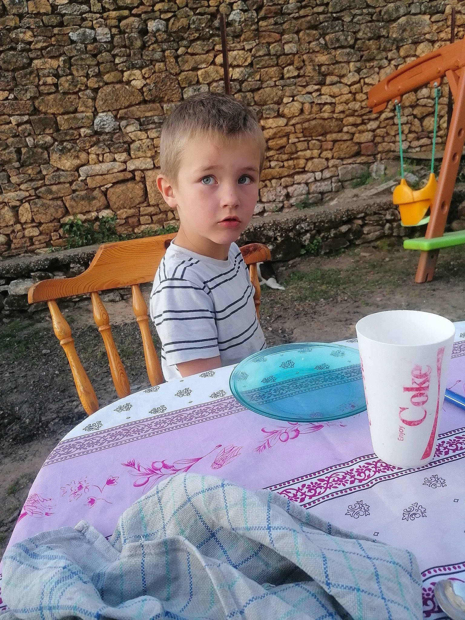 Calvin participe au concours pour gagner de l'argent avec cette photo : child, person, play, sitting, summer, table, textile, toddler, vacation