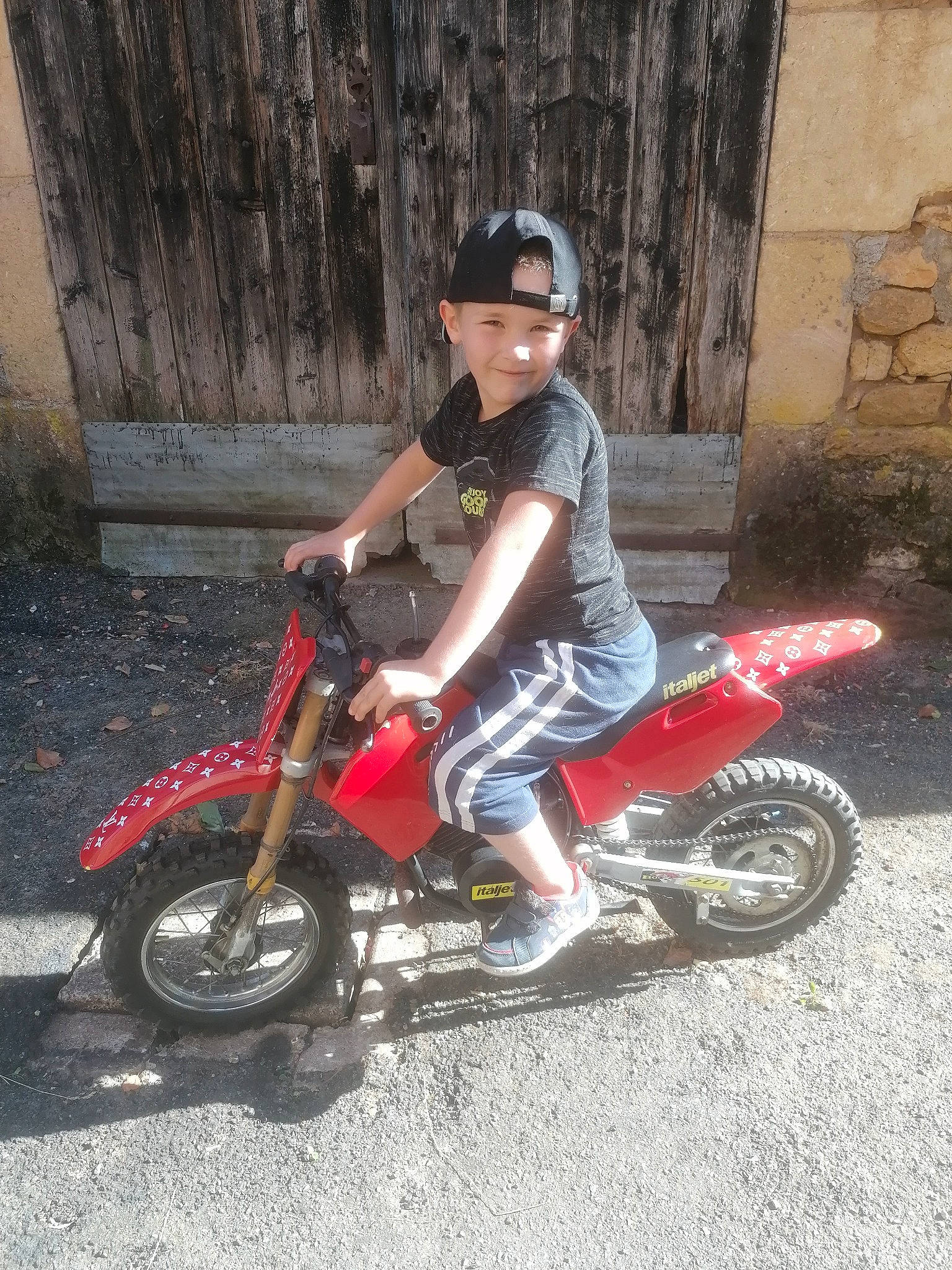 Calvin a rejoint le concours — aidez-le/la à gagner de superbes lots ! auto_part, automotive_tire, automotive_wheel_system, car, headwear, joy, land_vehicle, moped, motorcycle, person, rim, vehicle, wheel