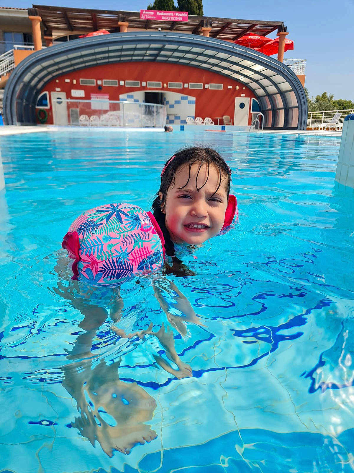Eline participe au concours pour gagner de l'argent avec cette photo : aqua, azure, blue, body_of_water, child, fun, games, happy, joy, leisure, leisure_centre, person, product, recreation, red, sky, smile, summer, swimming_pool, toddler