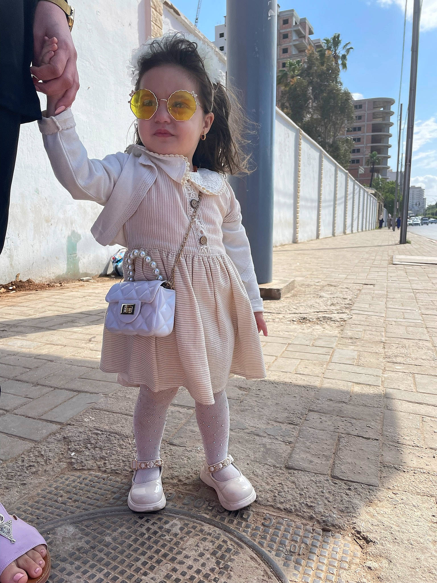 Eline participe au concours pour gagner de l'argent avec cette photo : baby_toddler_clothing, child, costume, eyewear, fun, happy, headgear, human_leg, leisure, person, personal_protective_equipment, photo_shoot, sandal, sky, sleeve, toddler, tourism, travel, vacation, waist
