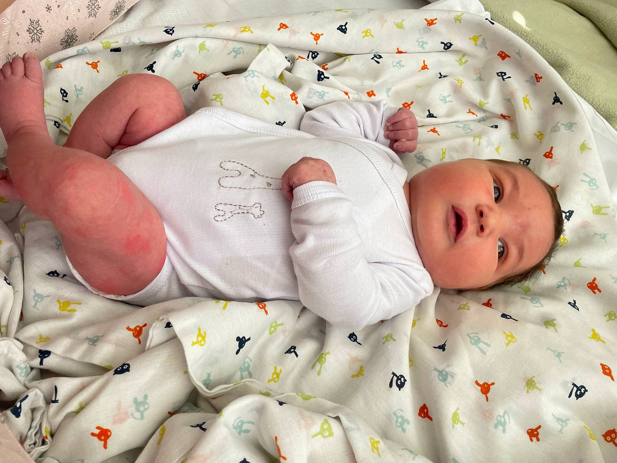 Sirine a rejoint le concours — aidez-le/la à gagner de superbes lots ! baby, baby_products, baby_safety, baby_sleeping, baby_toddler_clothing, bed_sheet, bedding, bedtime, child, comfort, facial_expression, font, linens, pattern, person, room, skin, sleep, sleeve, toddler