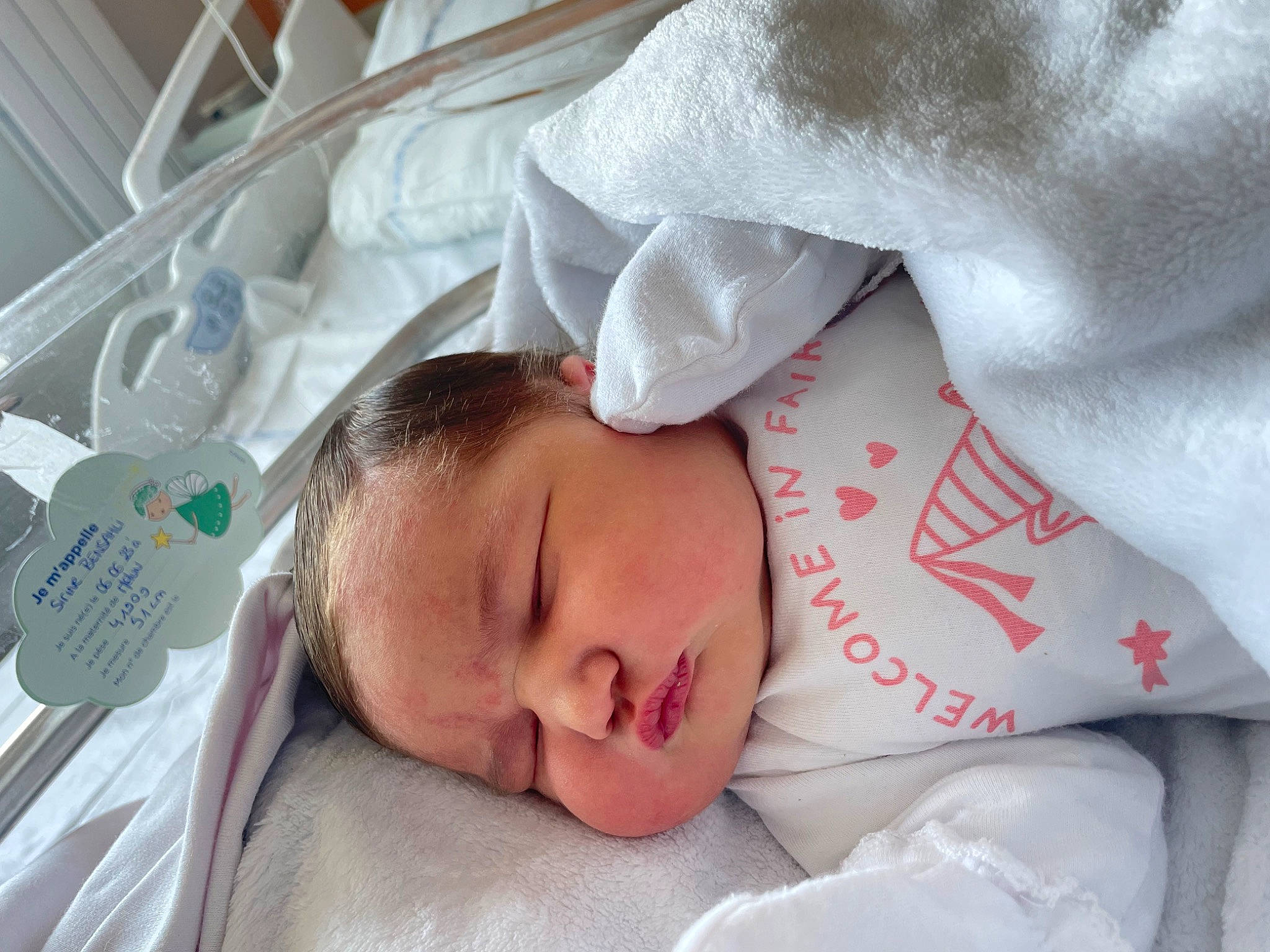 Sirine a rejoint le concours — aidez-le/la à gagner de superbes lots ! baby, baby_products, baby_sleeping, baby_toddler_clothing, bed, bedding, bedtime, cheek, child, comfort, eyelash, linens, mouth, nap, nose, person, room, skin, textile, toddler