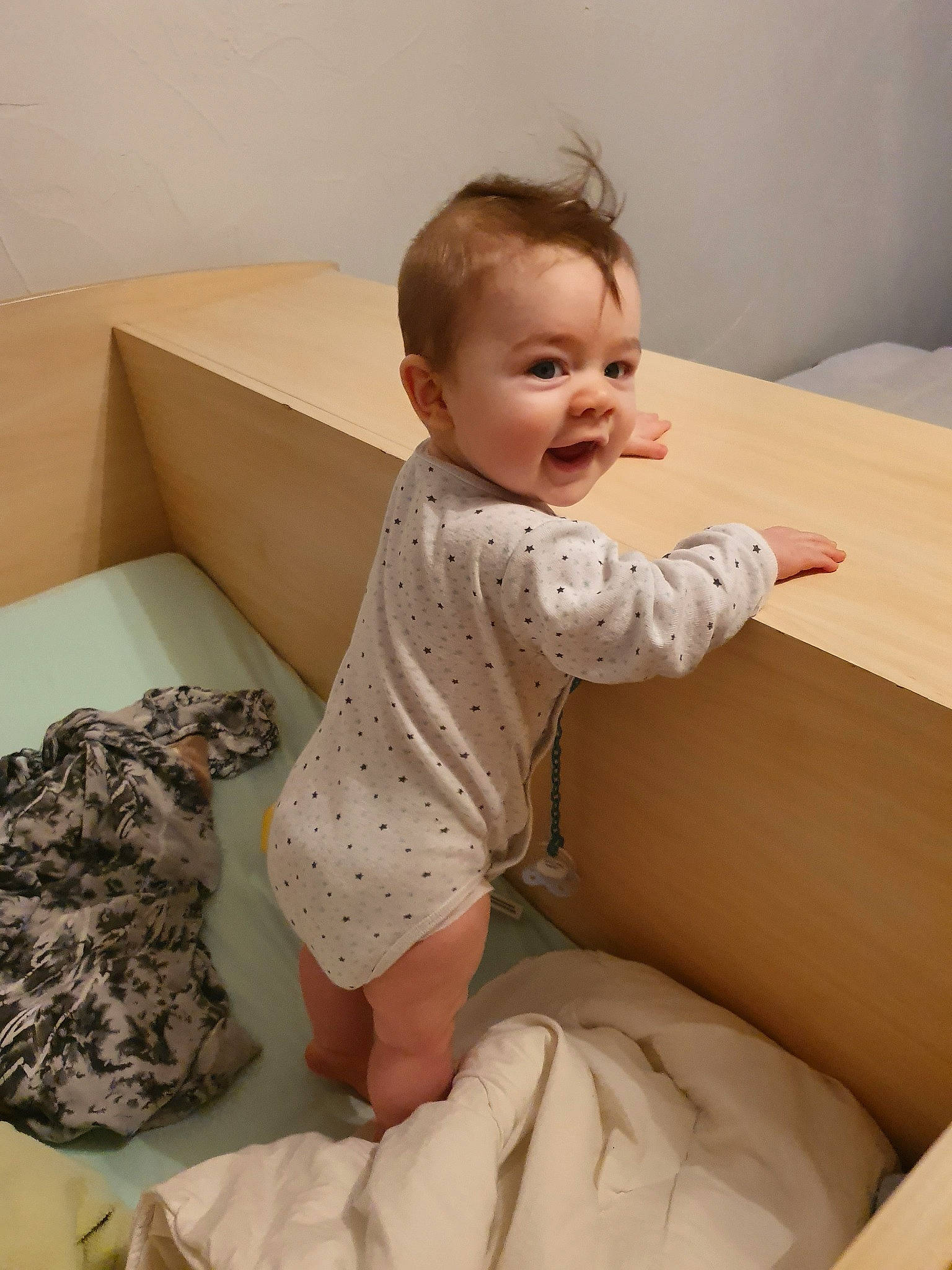 Lyham participe au concours pour gagner de l'argent avec cette photo : baby, child, comfort, furniture, leg, person, room, toddler