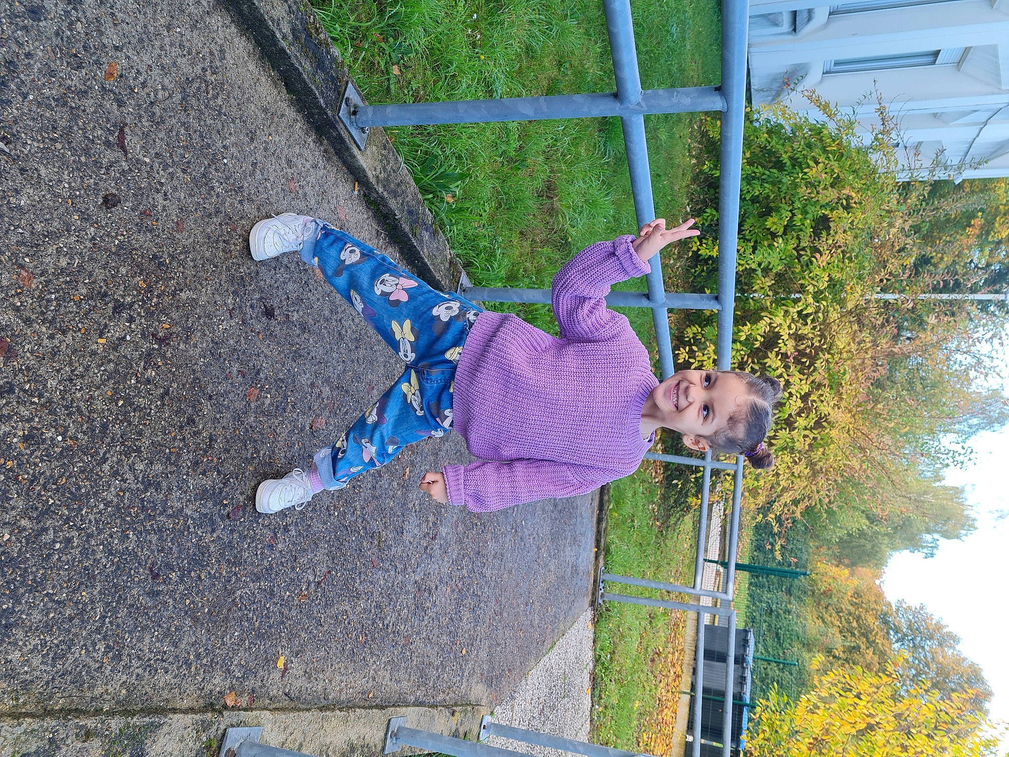 Shaïma participe au concours pour gagner de l'argent avec cette photo : asphalt, city, concrete, electric_blue, fun, grass, human_leg, joy, leisure, person, plant, recreation, road_surface, shadow, sidewalk, tar, tree, walking_shoe