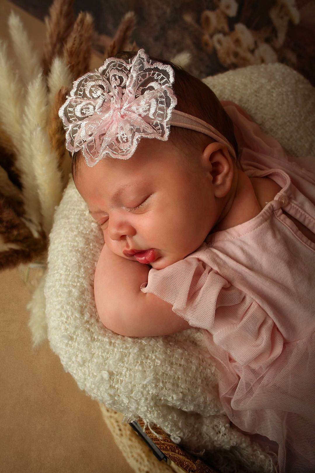 Willow a rejoint le concours — aidez-le/la à gagner de superbes lots ! baby, baby_toddler_clothing, bridal_accessory, cap, costume_hat, embellishment, eyelash, face, flash_photography, fur, hair_accessory, head, headband, headgear, headpiece, iris, jewellery, lip, person, tiara