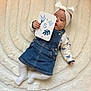 Serena participe au concours pour gagner de l'argent avec cette photo : baby, infant, headband, bow, denim_dress, milestone_card, hand, blanket, soft_texture, white_tights, lying_down, indoor, child, cute, portrait, clothing, face, skin, baby_girl, blue