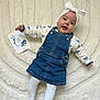 Serena a rejoint le concours — aidez-le/la à gagner de superbes lots ! baby, child, infant, headband, bow, denim_dress, white_tights, milestone_card, smiling, lying_down, blanket, soft_texture, blue_and_white_clothing, cute, happy, portrait, indoor, baby_girl, close_up, young_child