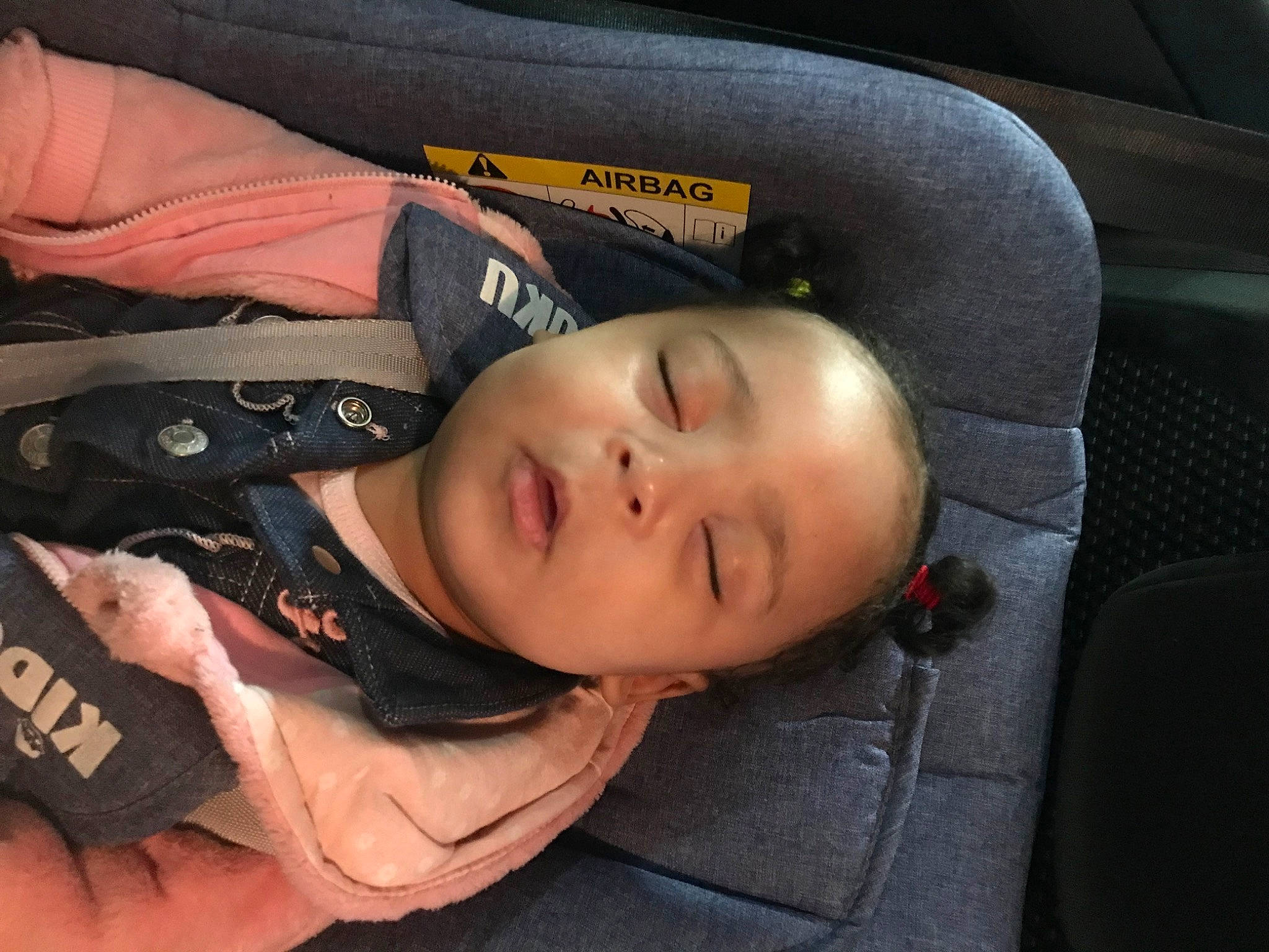 Kessy participe au concours pour gagner de l'argent avec cette photo : auto_part, automotive_design, automotive_exterior, baby_products, car_seat, car_seat_cover, comfort, elbow, eyelash, family_car, head_restraint, luxury_vehicle, motor_vehicle, nail, nap, person, personal_luxury_car, sleep, tree, vehicle_door