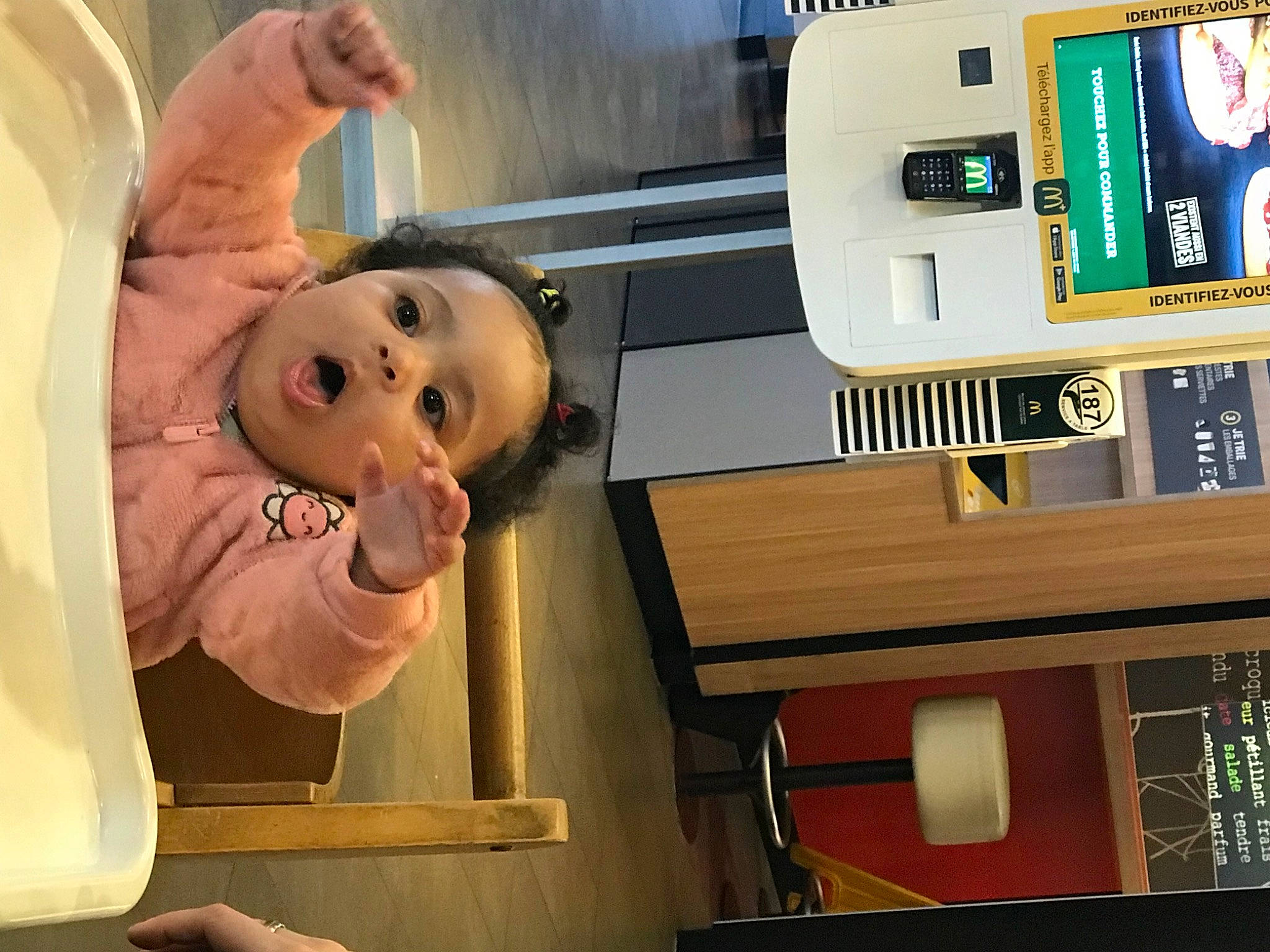 Kessy participe au concours pour gagner de l'argent avec cette photo : baby, baby_products, child, electrical_wiring, fun, health_care, hospital, machine, major_appliance, person, refrigerator, room, service, shelving, smile, surprise, telephone, toddler