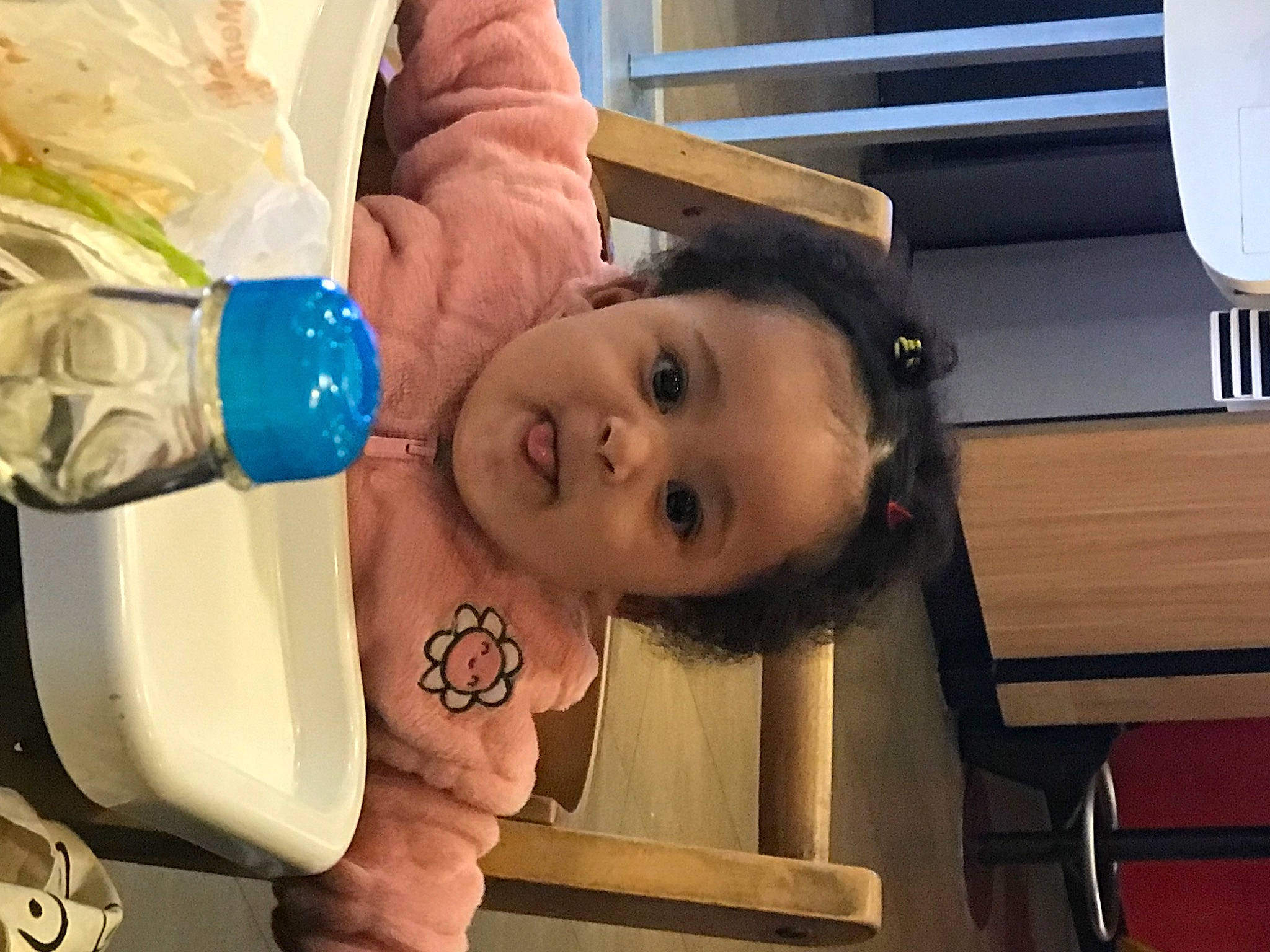 Kessy a rejoint le concours — aidez-le/la à gagner de superbes lots ! baby, baby_products, cheek, child, drinkware, eyelash, fun, happy, mouth, person, plastic, plastic_bag, plastic_bottle, room, selfie, skin, toddler, water_bottle, wood